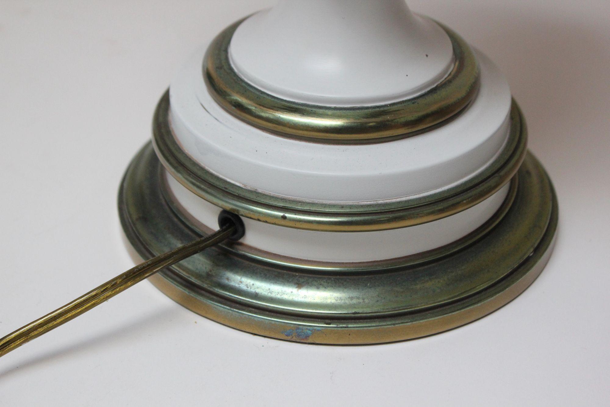 Paar Stiffel-Tischlampen aus Messing und Glas im Hollywood-Regency-Stil im Angebot 5