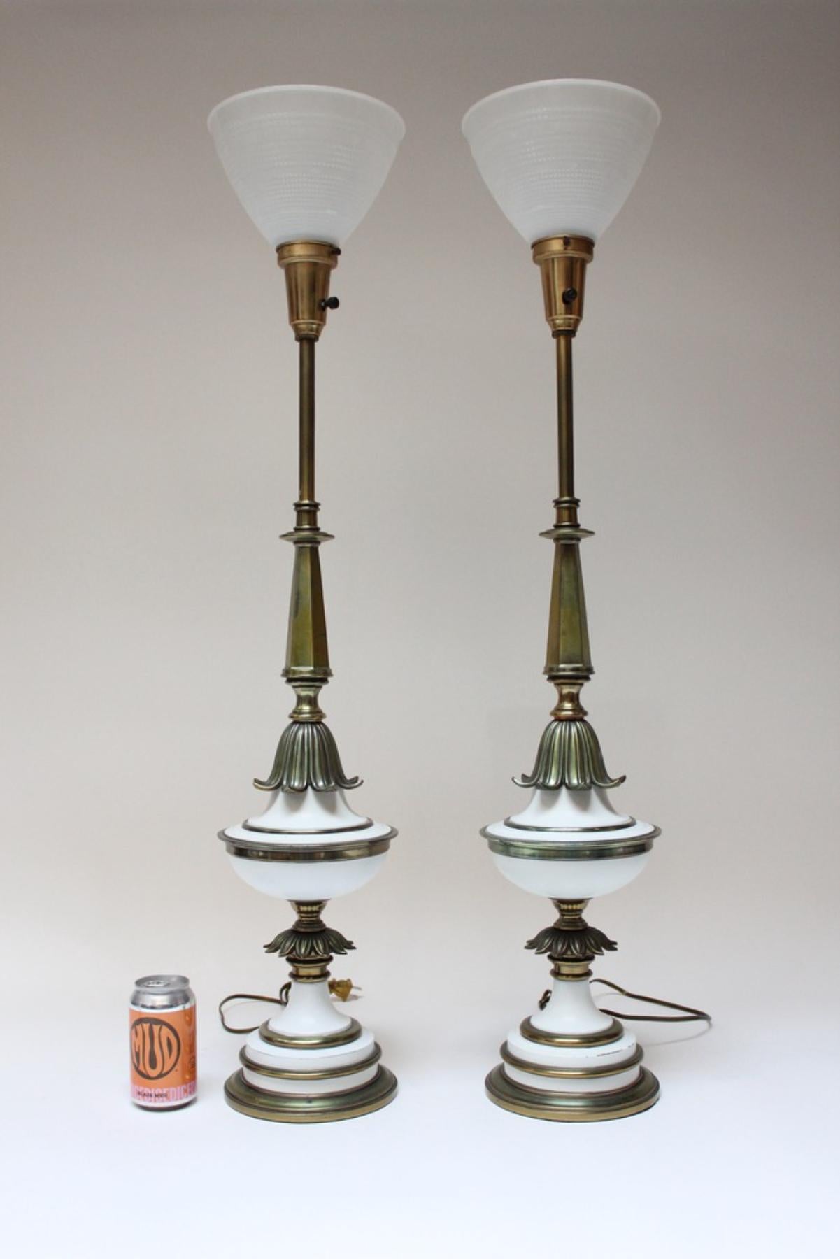 Paire de lampes de table Stiffel en laiton et verre de style Hollywood Regency Bon état - En vente à Brooklyn, NY