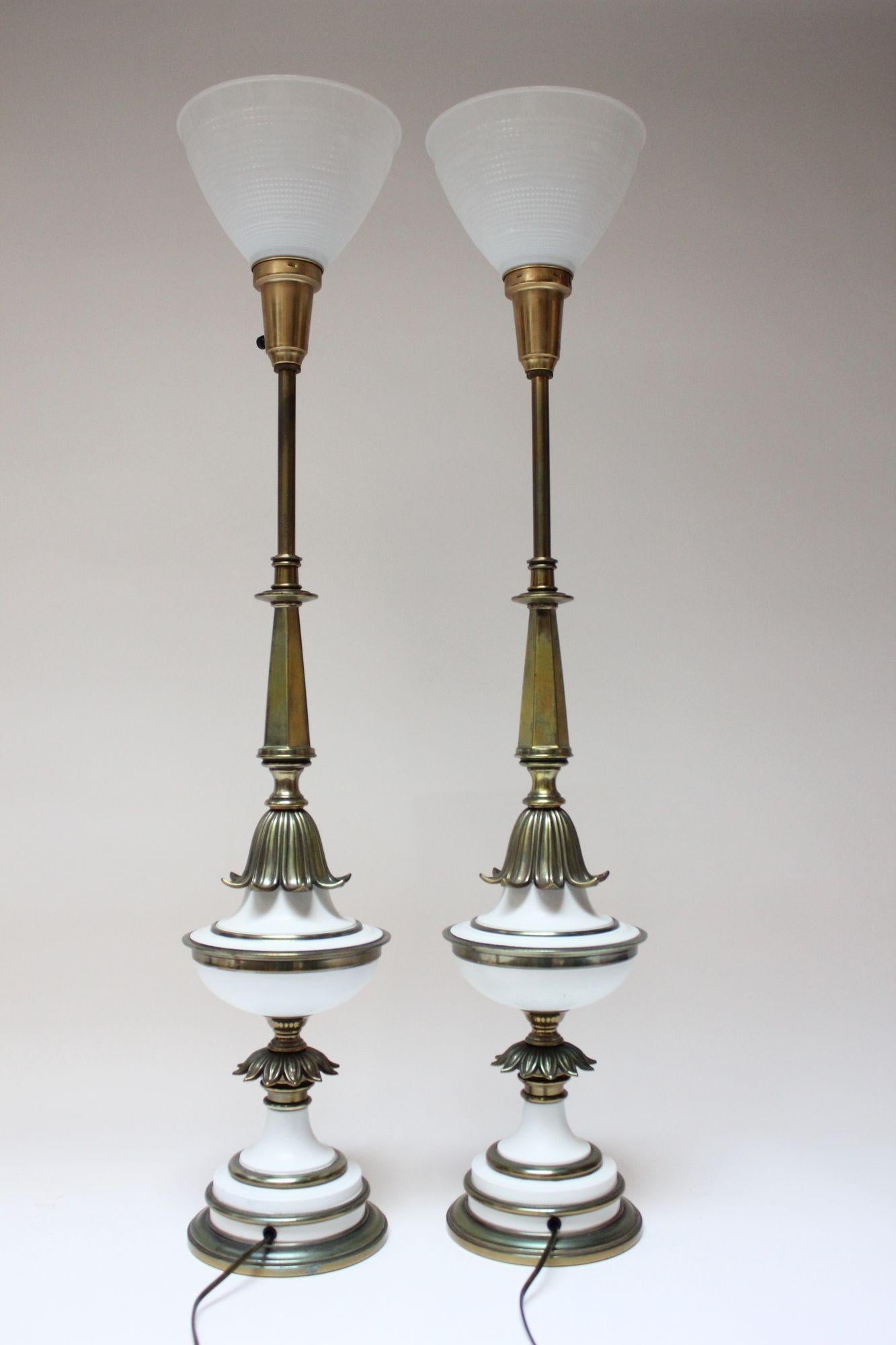 Mid-Century Modern Paire de lampes de table Stiffel en laiton et verre de style Hollywood Regency en vente