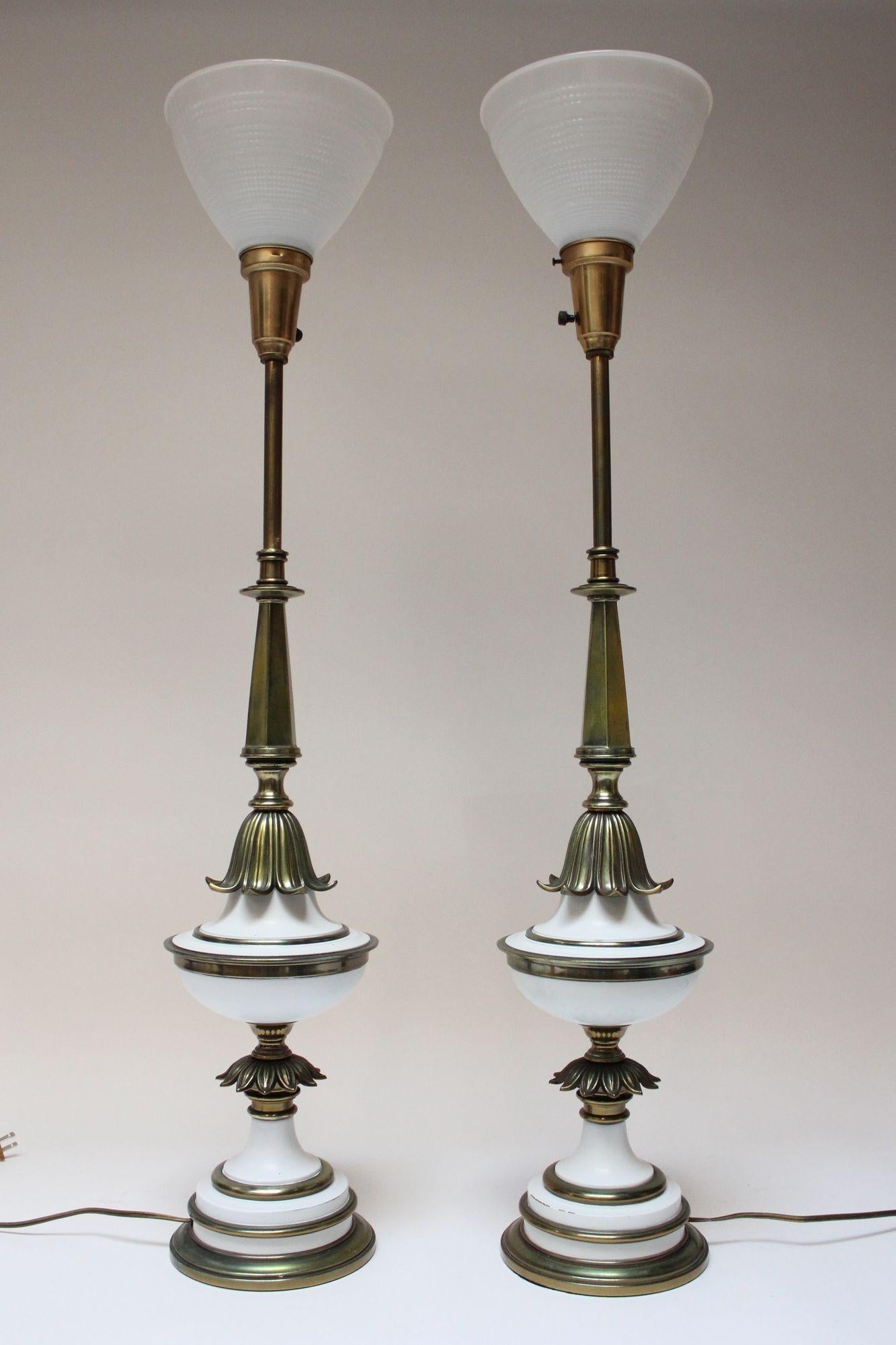 Américain Paire de lampes de table Stiffel en laiton et verre de style Hollywood Regency en vente