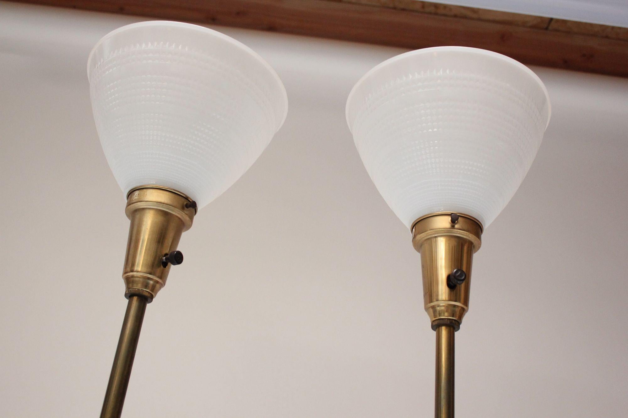 Mid-20th Century Pair of Hollywood Regency-Style Brass and Glass Stiffel Table Lamps For Sale