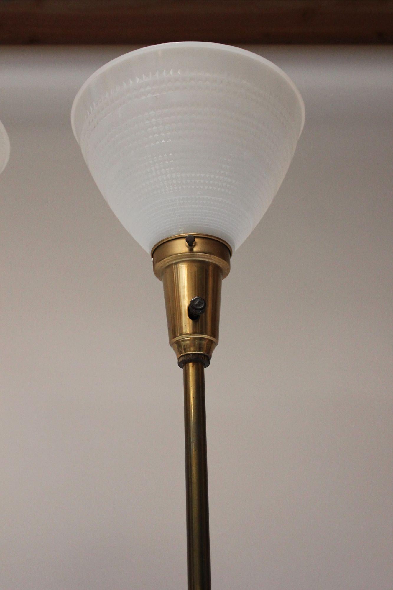 Paar Stiffel-Tischlampen aus Messing und Glas im Hollywood-Regency-Stil im Angebot 6