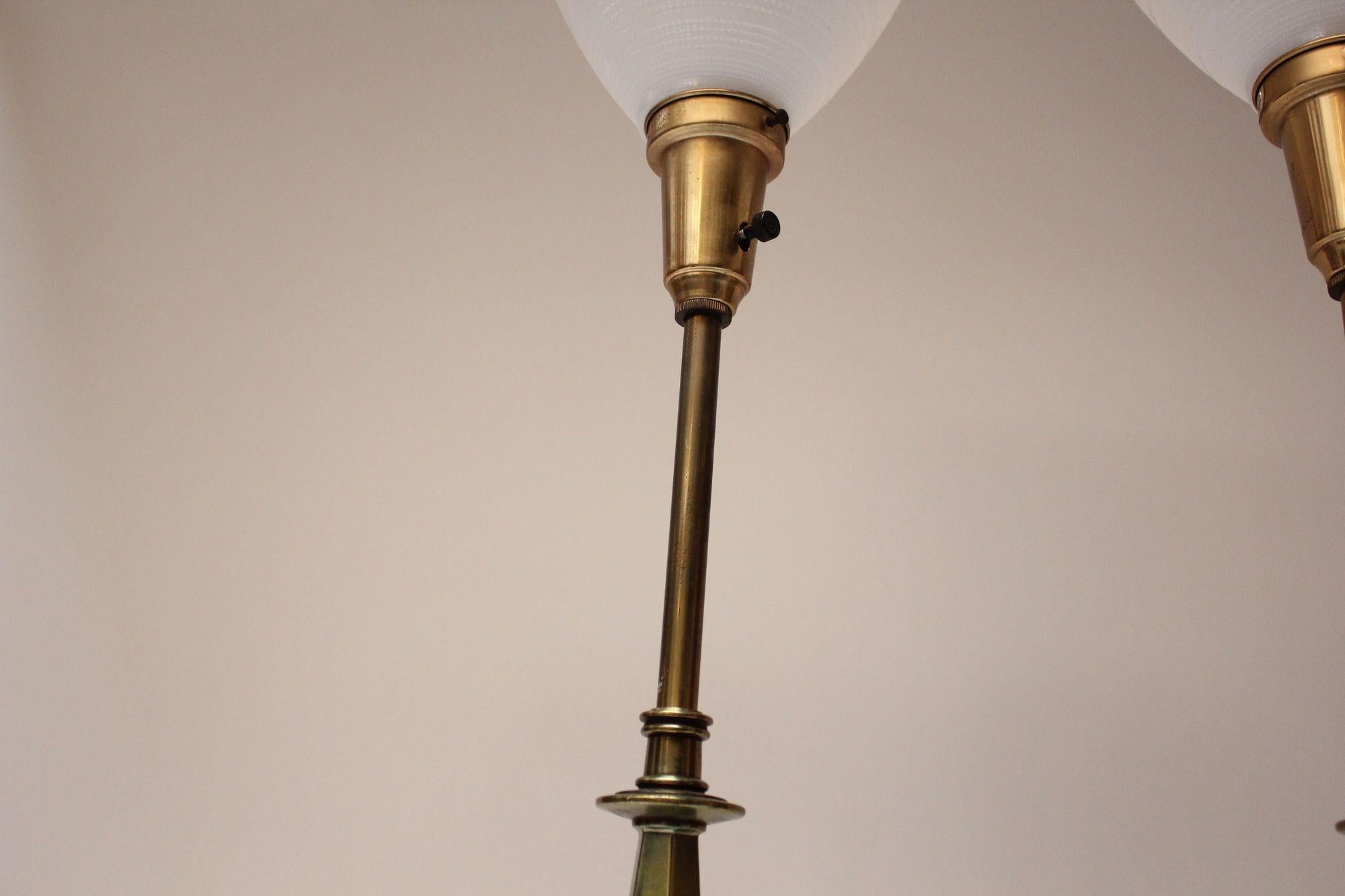 Paar Stiffel-Tischlampen aus Messing und Glas im Hollywood-Regency-Stil im Angebot 7
