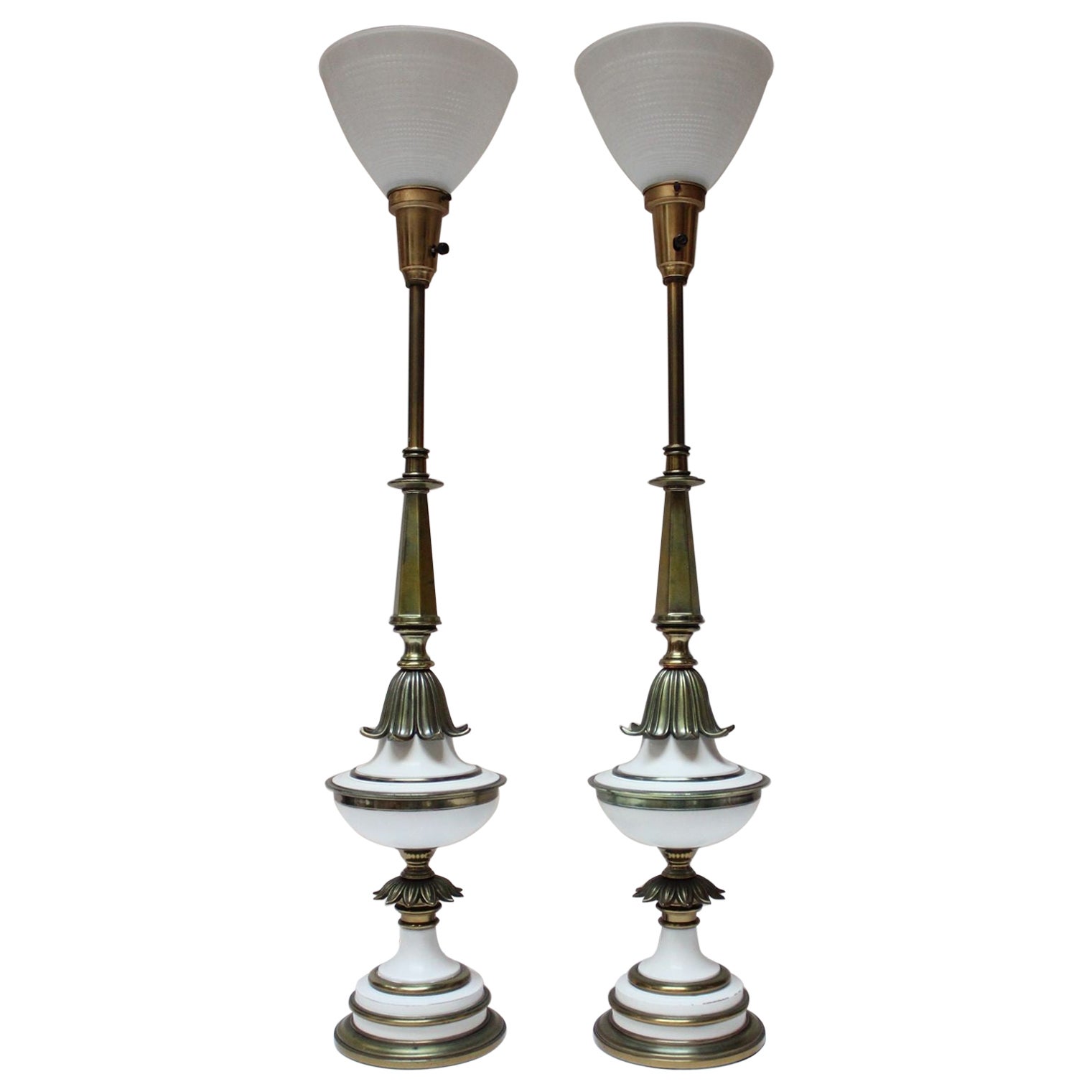 Pareja de lámparas de mesa Stiffel de latón y cristal estilo Hollywood Regency