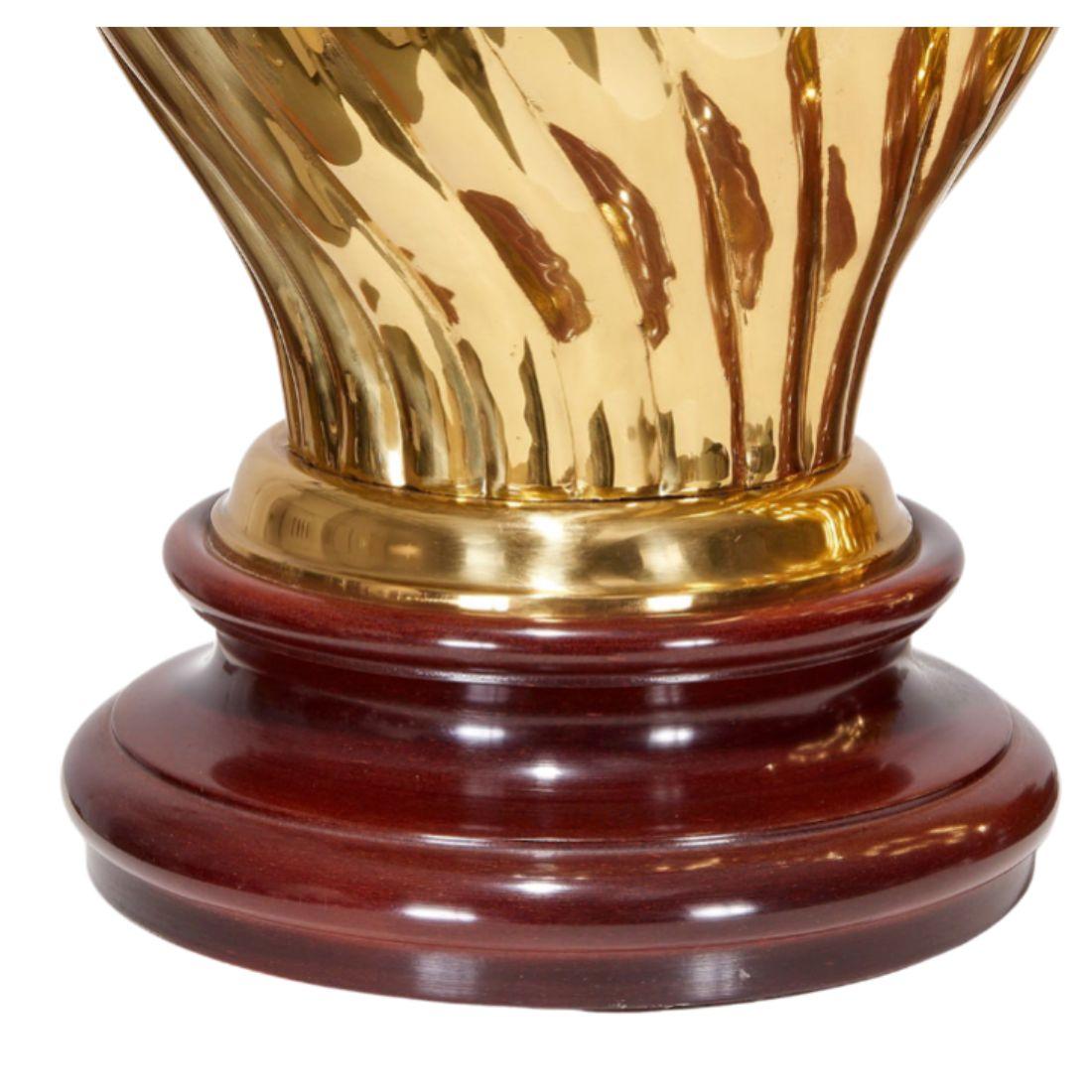 Pareja de Lámparas de Jengibre de Latón Estilo Hollywood Regency sobre Bases de Madera Regencia de Hollywood en venta