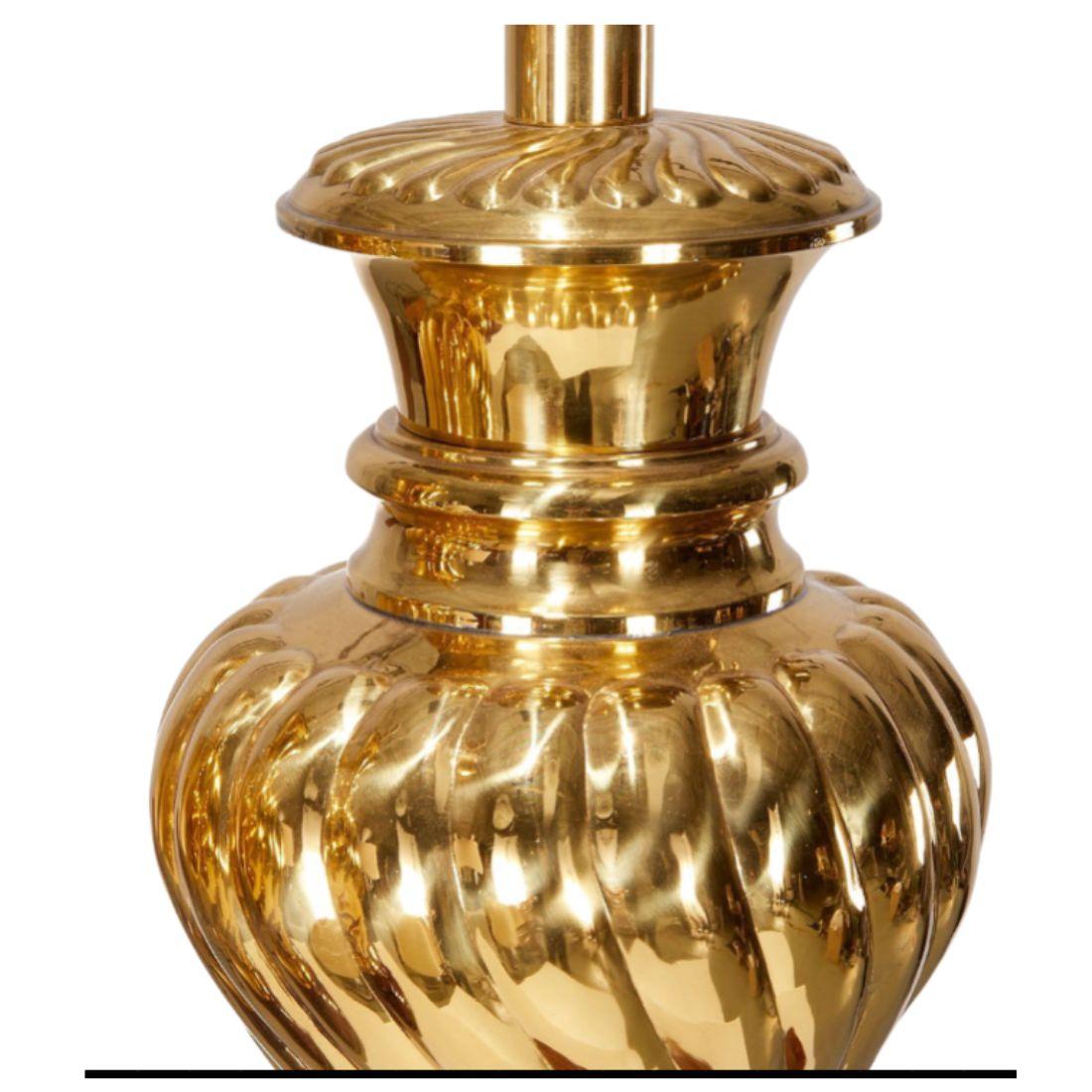 Pareja de Lámparas de Jengibre de Latón Estilo Hollywood Regency sobre Bases de Madera en Bueno estado para la venta en Locust Valley, NY