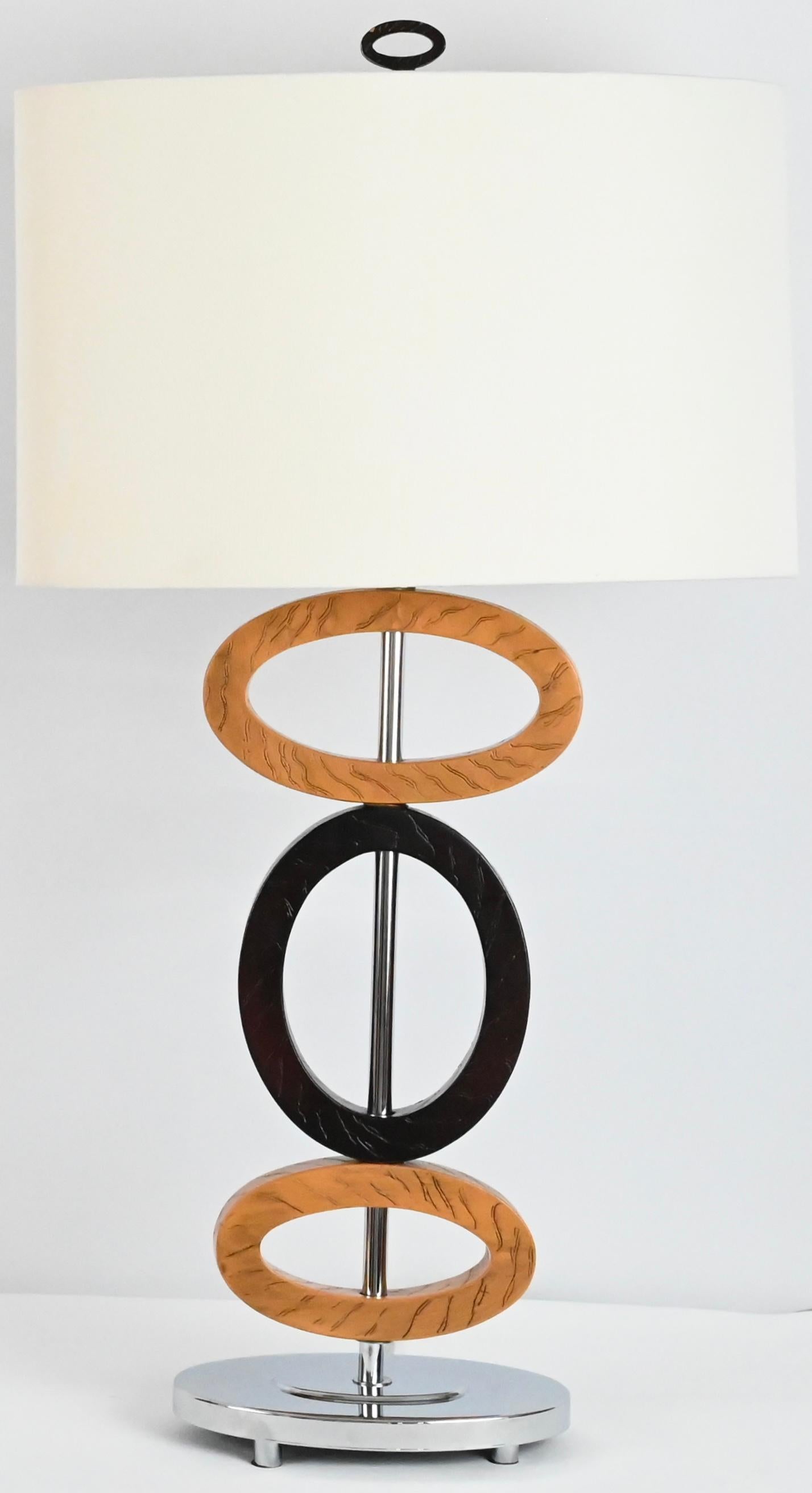 Moderne Paire de lampes de table en bois et chrome de style Hollywood Regency en vente