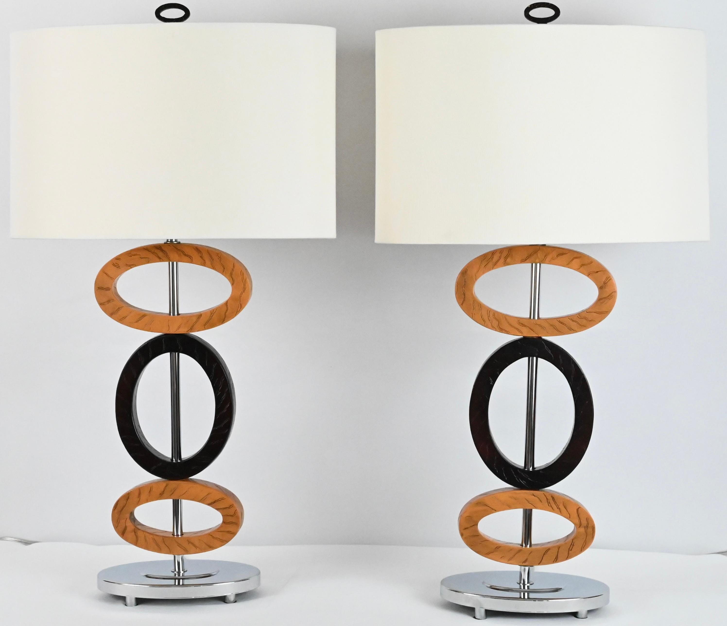 Américain Paire de lampes de table en bois et chrome de style Hollywood Regency en vente