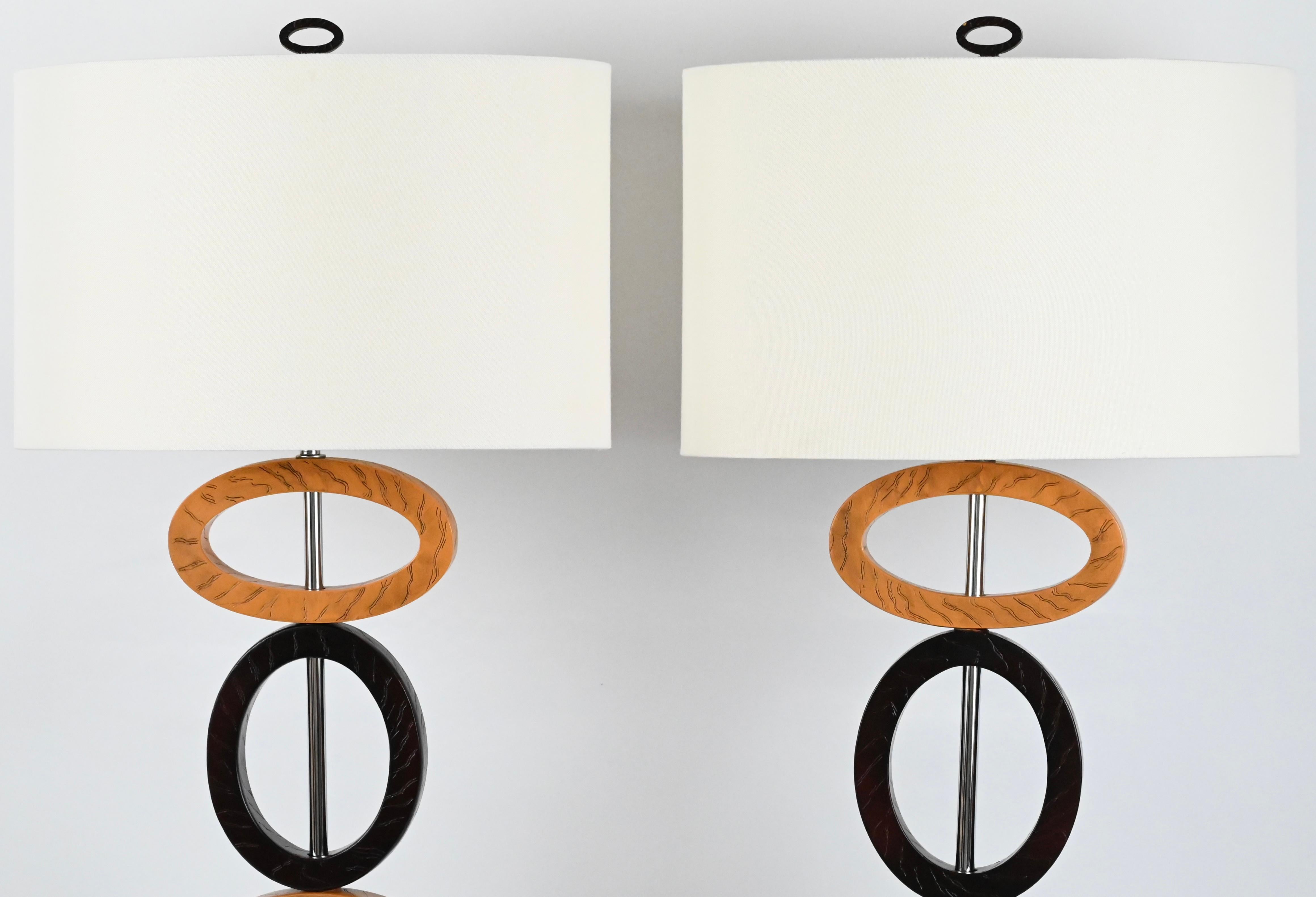 Poli Paire de lampes de table en bois et chrome de style Hollywood Regency en vente