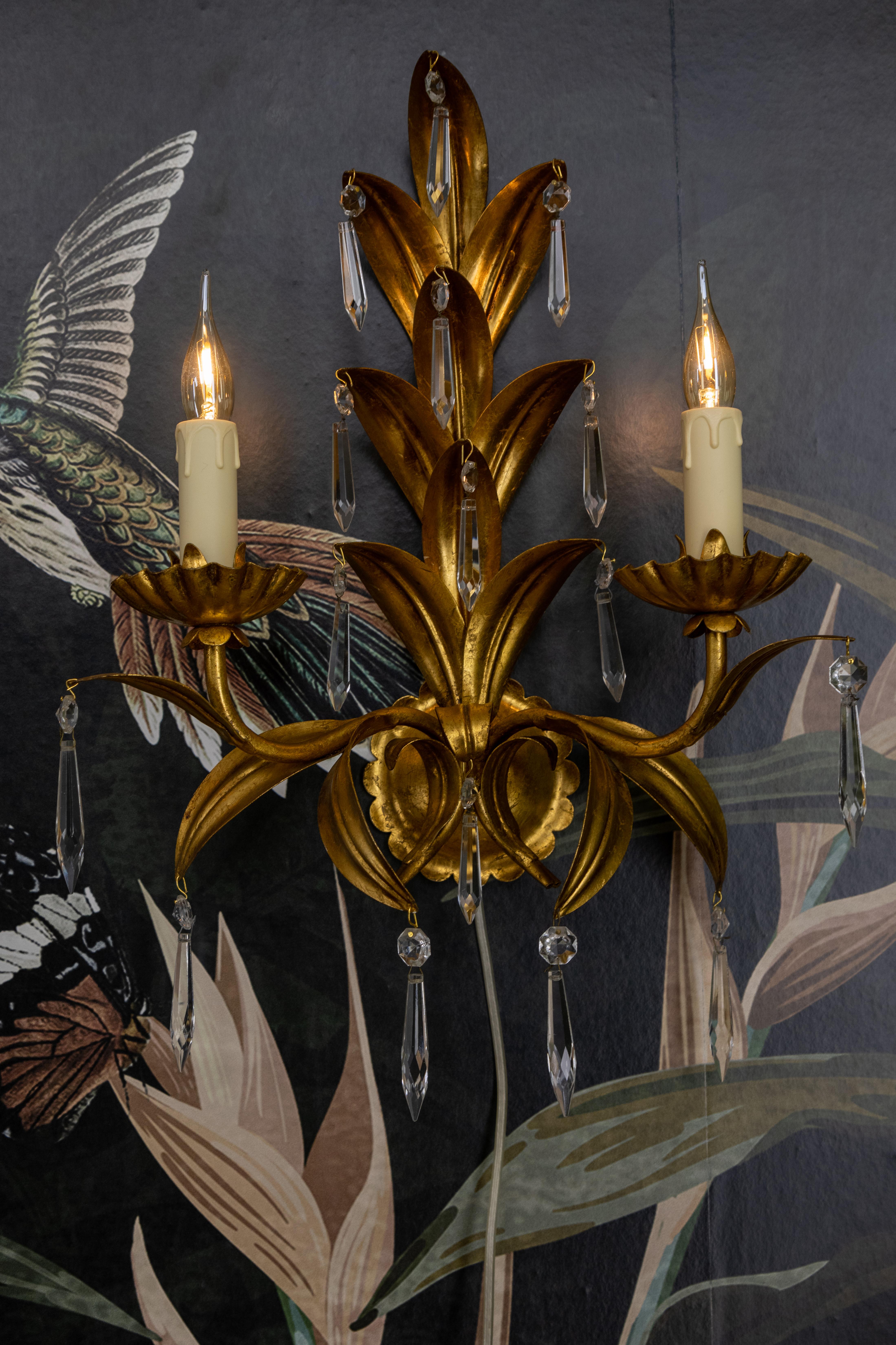 Coppia di lampade da sole in metallo dorato e vetro di cristallo in stile Hollywood Regency, anni '70 in vendita 2