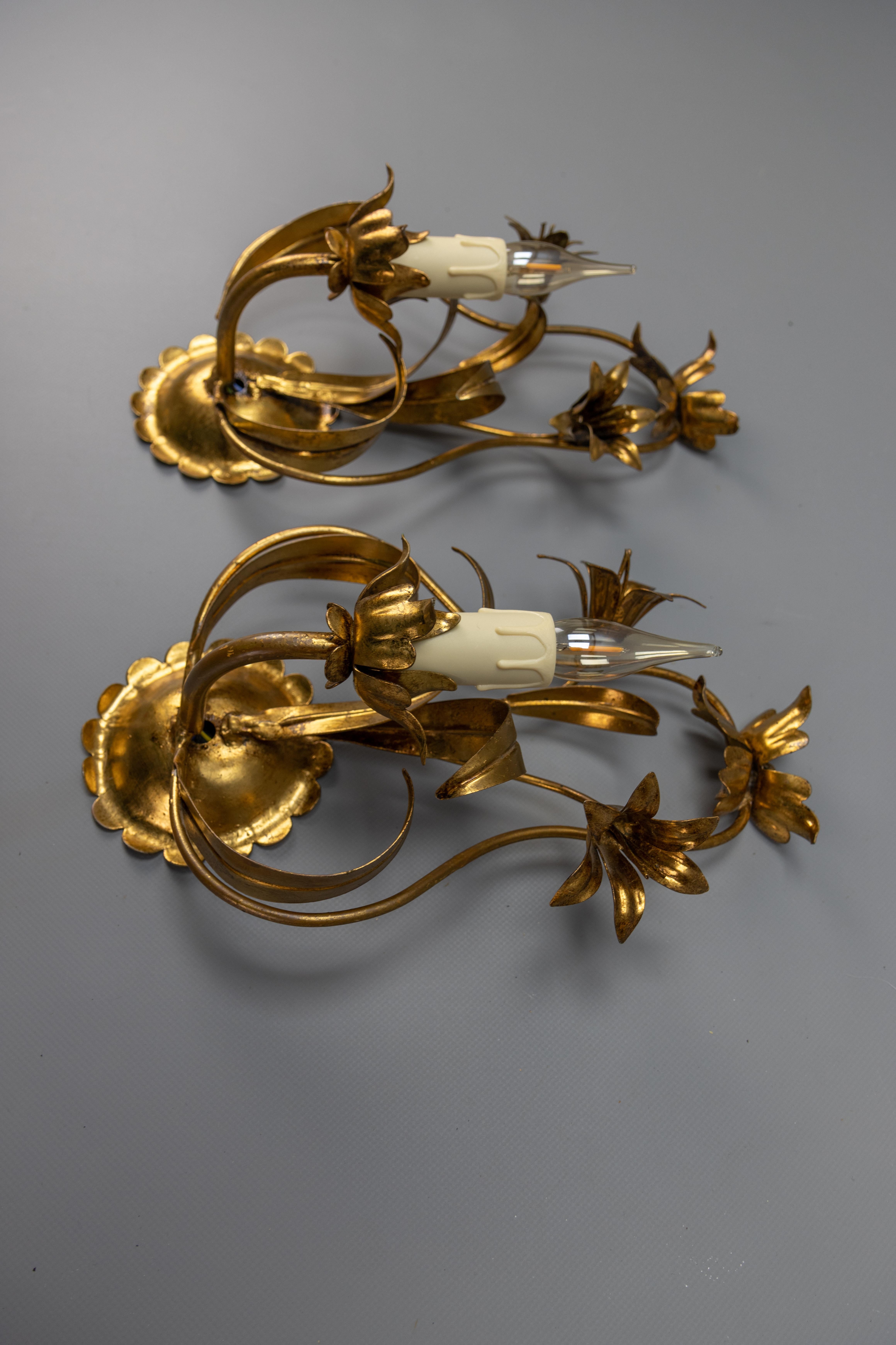 Coppia di lampade floreali in stile Hollywood Regency in metallo dorato con gigli, anni '70 in vendita 6