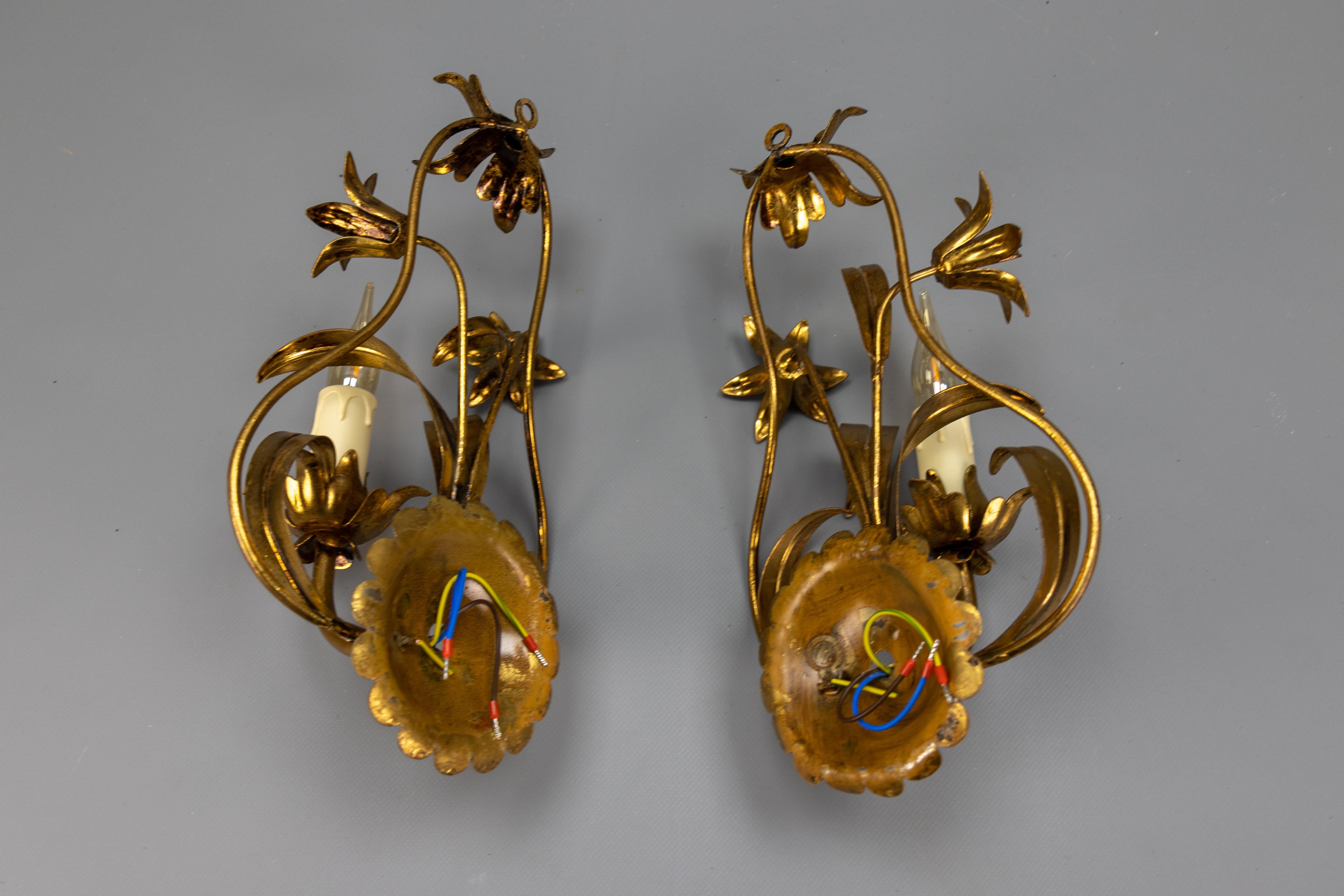 Coppia di lampade floreali in stile Hollywood Regency in metallo dorato con gigli, anni '70 in vendita 9
