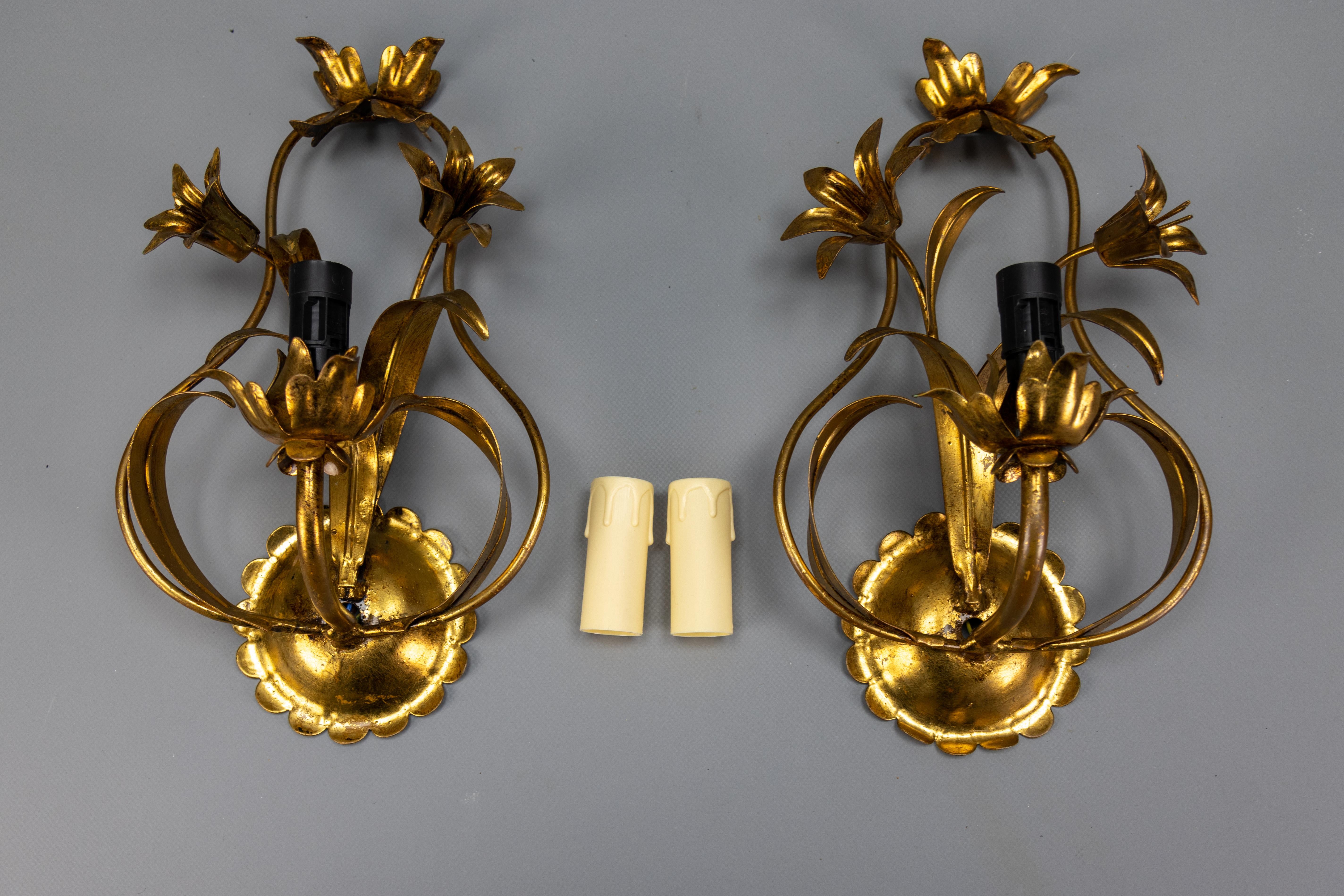 Coppia di lampade floreali in stile Hollywood Regency in metallo dorato con gigli, anni '70 in vendita 10