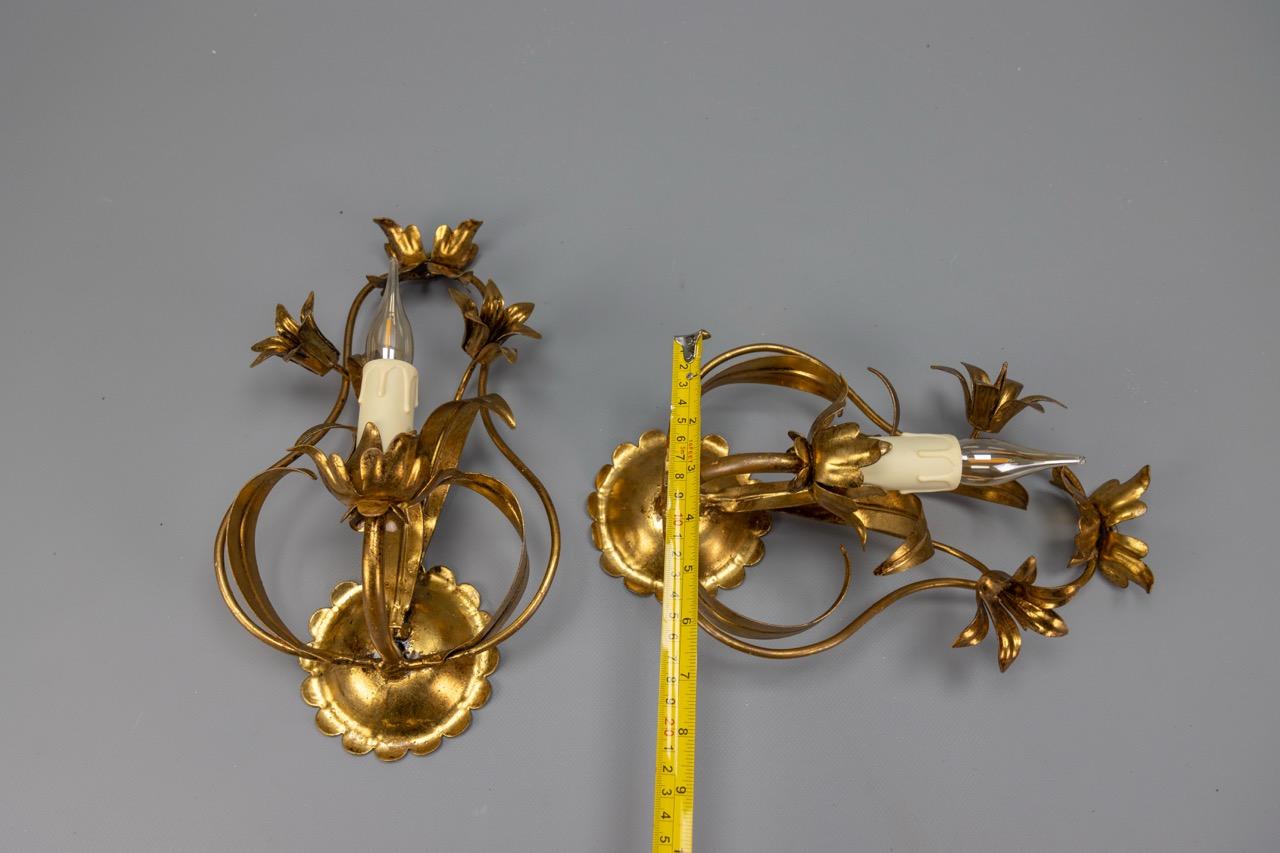 Coppia di lampade floreali in stile Hollywood Regency in metallo dorato con gigli, anni '70 in vendita 13
