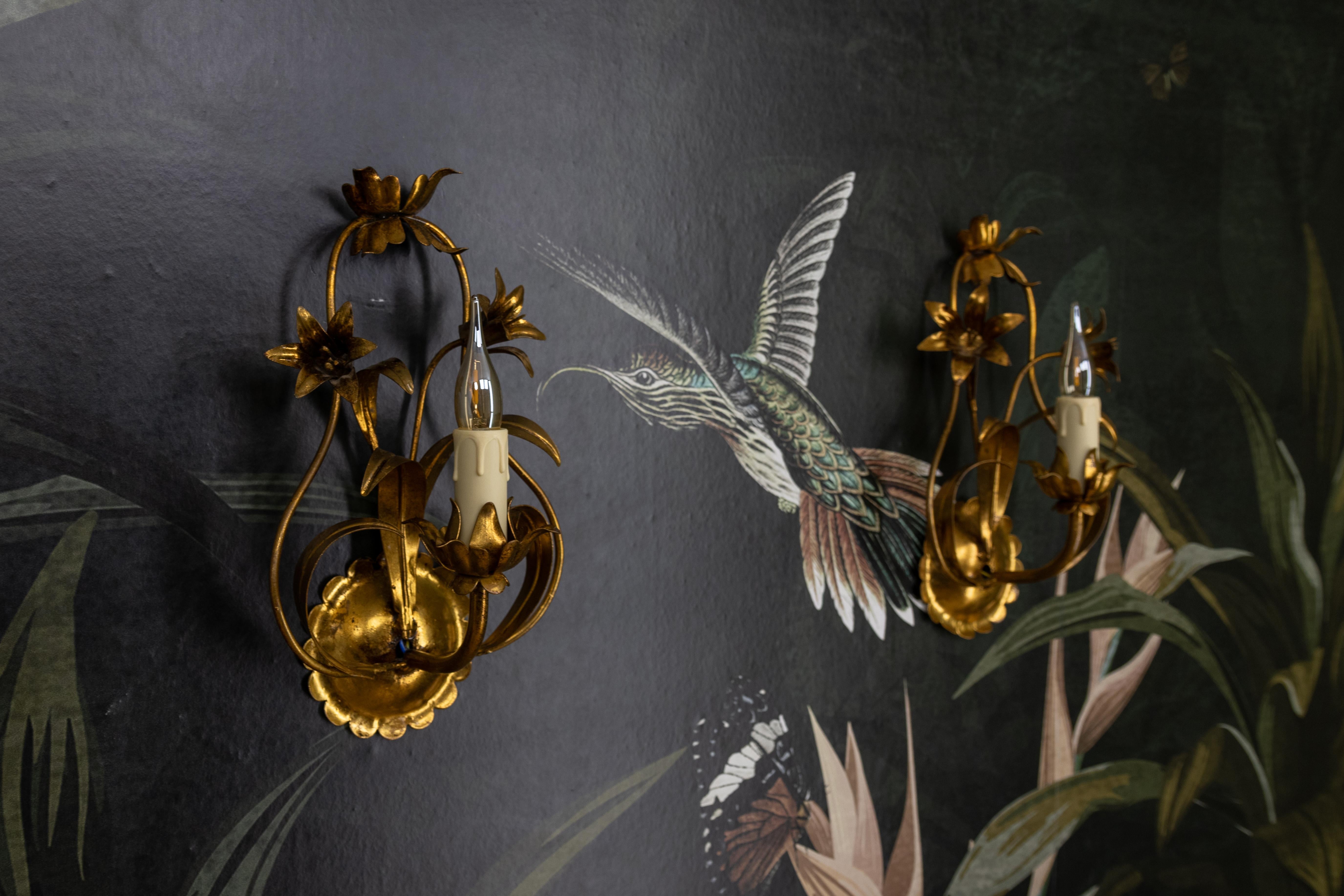Dorato Coppia di lampade floreali in stile Hollywood Regency in metallo dorato con gigli, anni '70 in vendita
