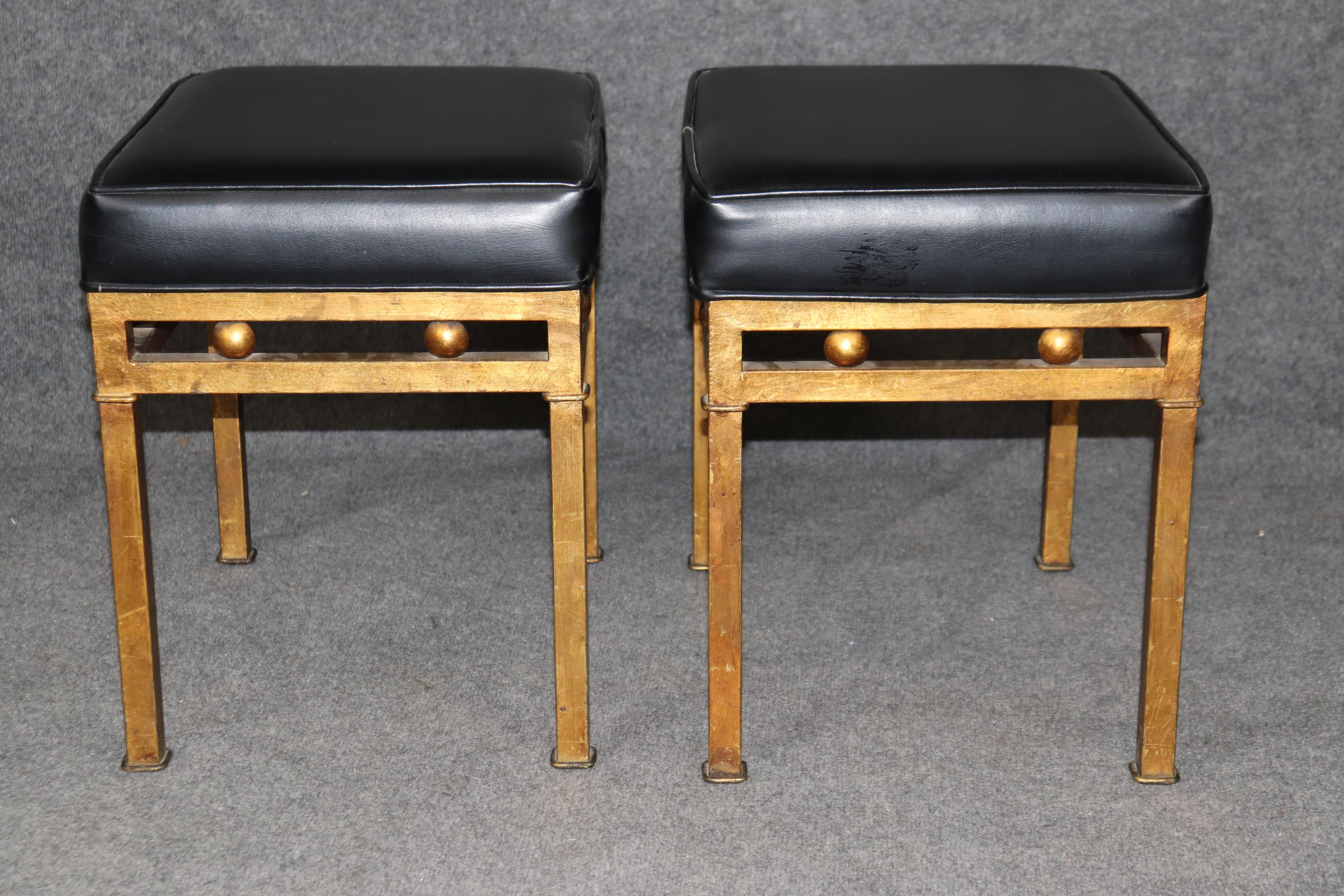 Europeo Coppia di panche in acciaio dorato in stile Hollywood Regency, circa anni '40 in vendita