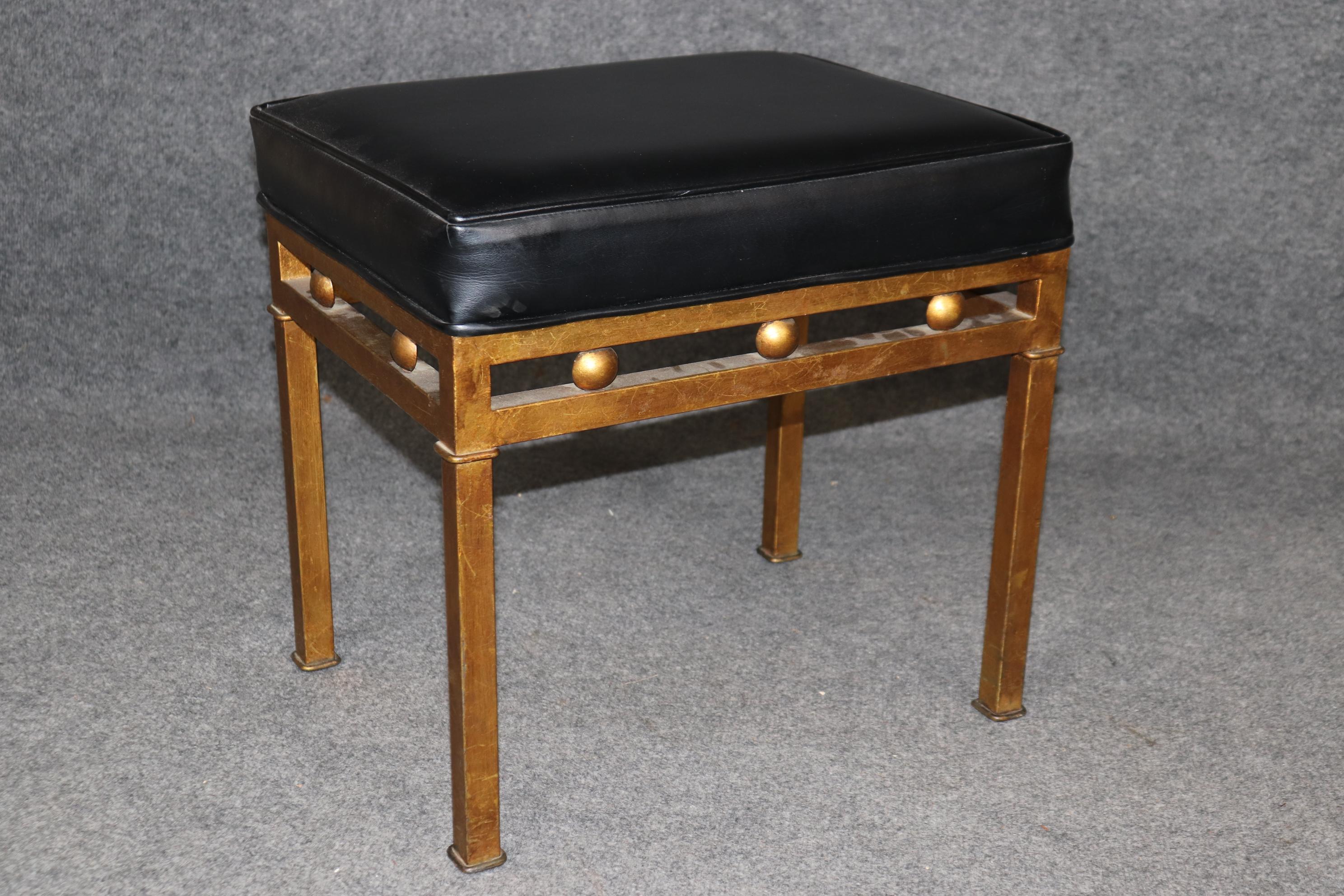 Acciaio Coppia di panche in acciaio dorato in stile Hollywood Regency, circa anni '40 in vendita