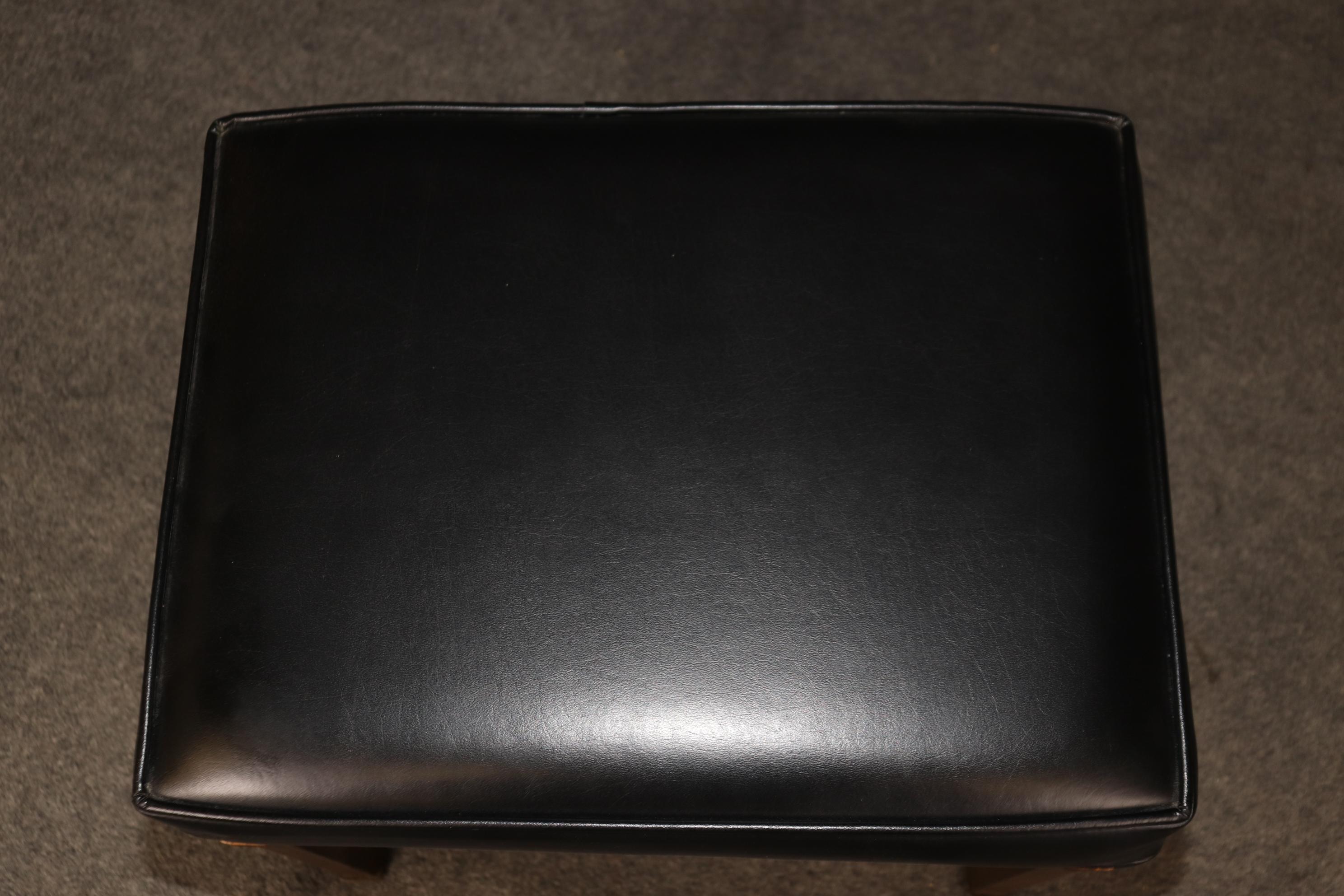 Coppia di panche in acciaio dorato in stile Hollywood Regency, circa anni '40 in vendita 1