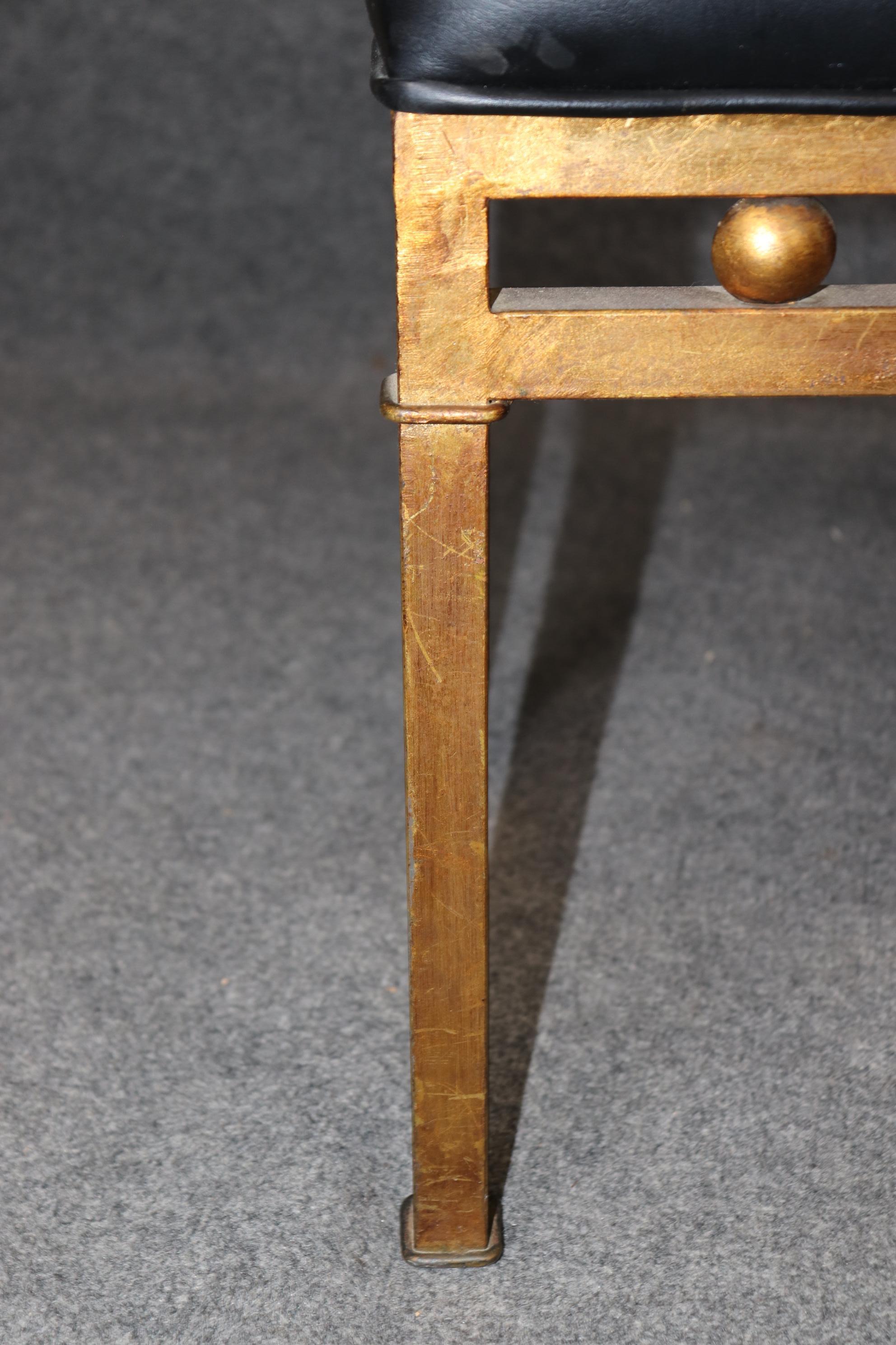 Coppia di panche in acciaio dorato in stile Hollywood Regency, circa anni '40 in vendita 2