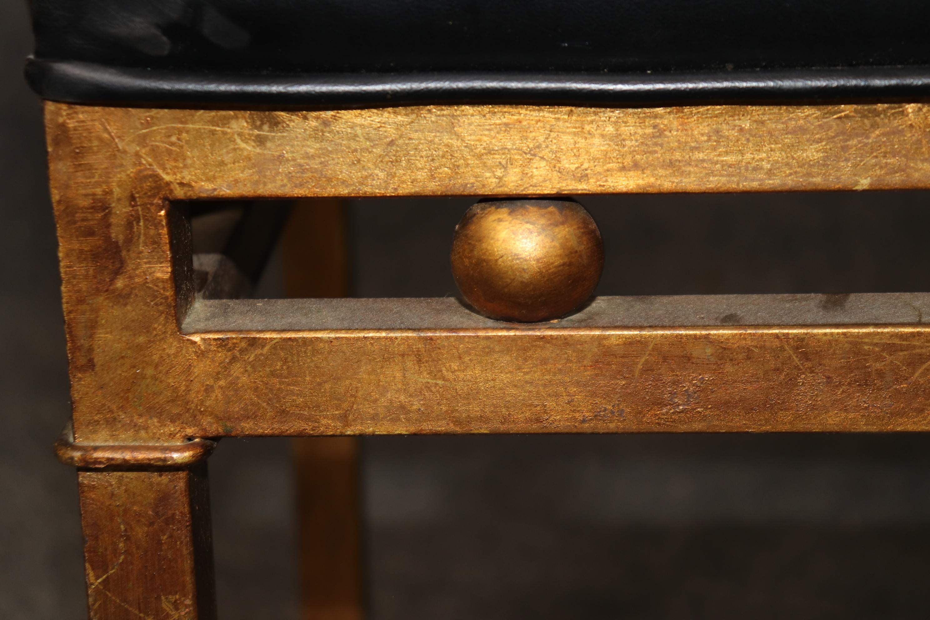 Coppia di panche in acciaio dorato in stile Hollywood Regency, circa anni '40 in vendita 3