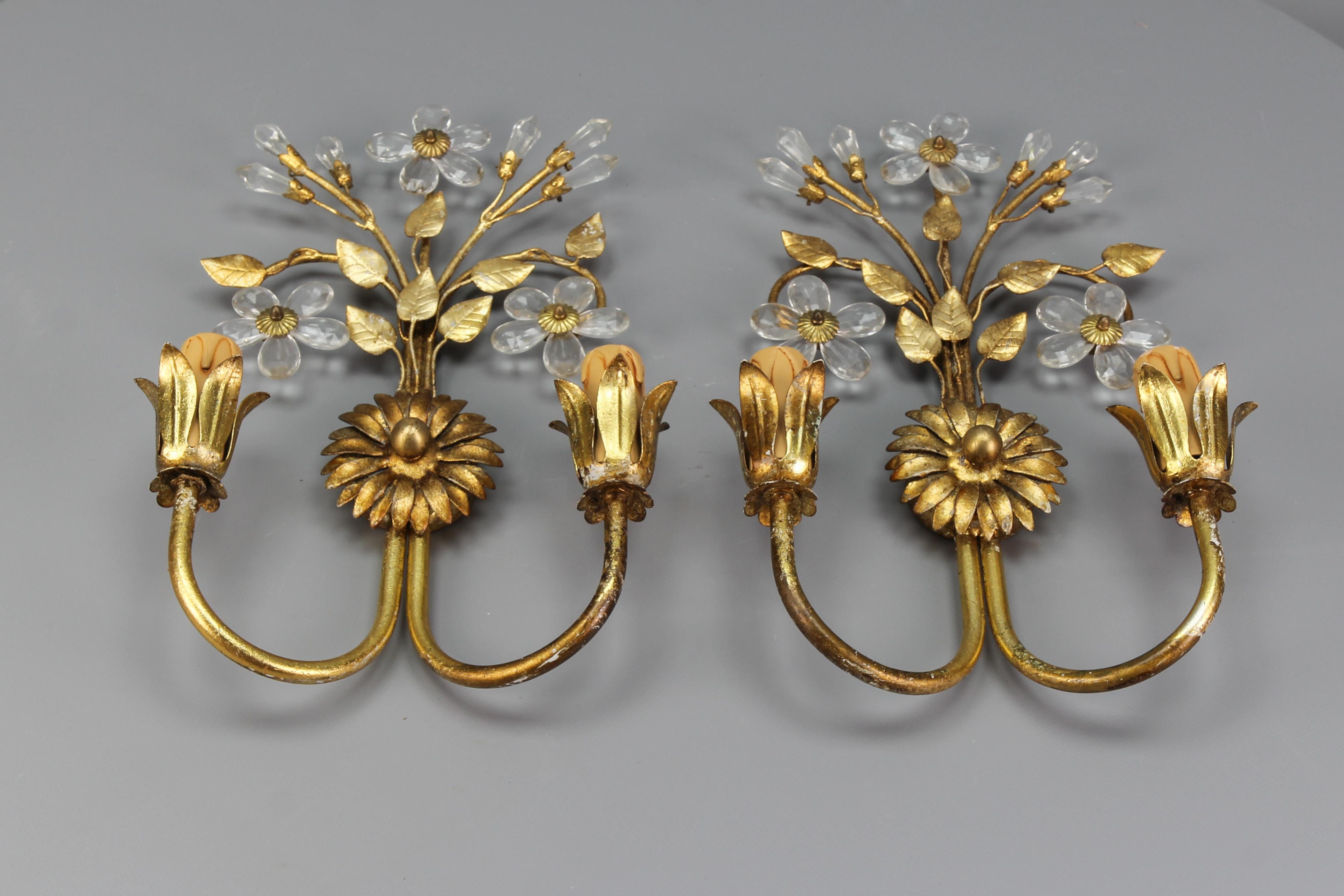Pair of Hollywood Regency Style Italian Gilt Metal and Glass Flower Sconces 7