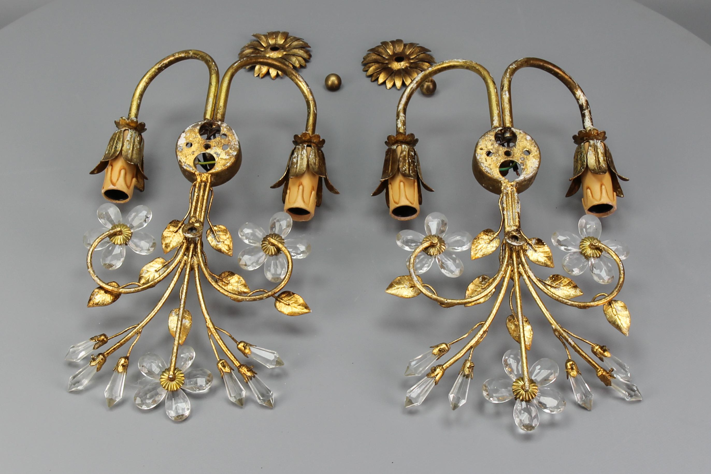 Pair of Hollywood Regency Style Italian Gilt Metal and Glass Flower Sconces 9
