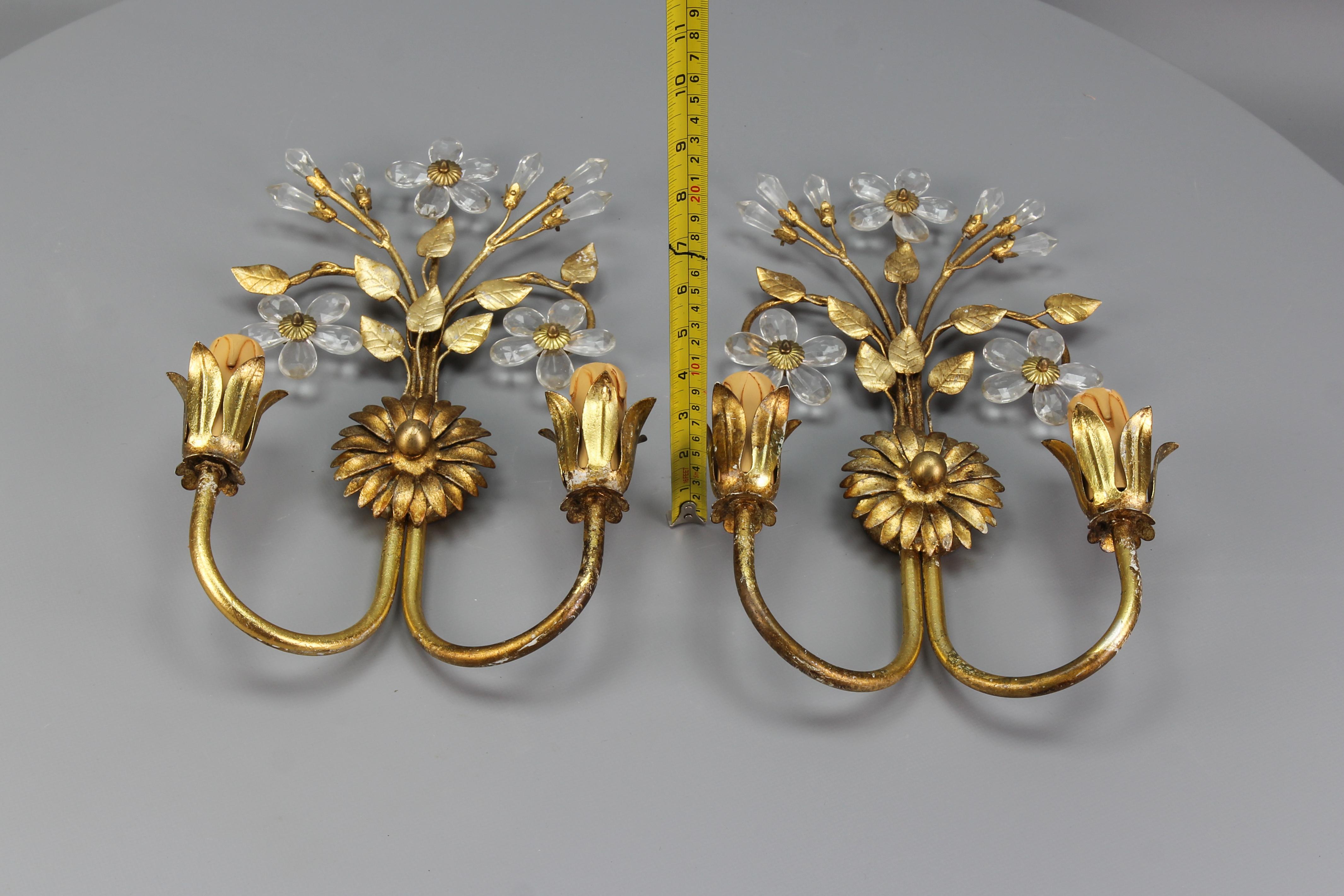 Pair of Hollywood Regency Style Italian Gilt Metal and Glass Flower Sconces 15