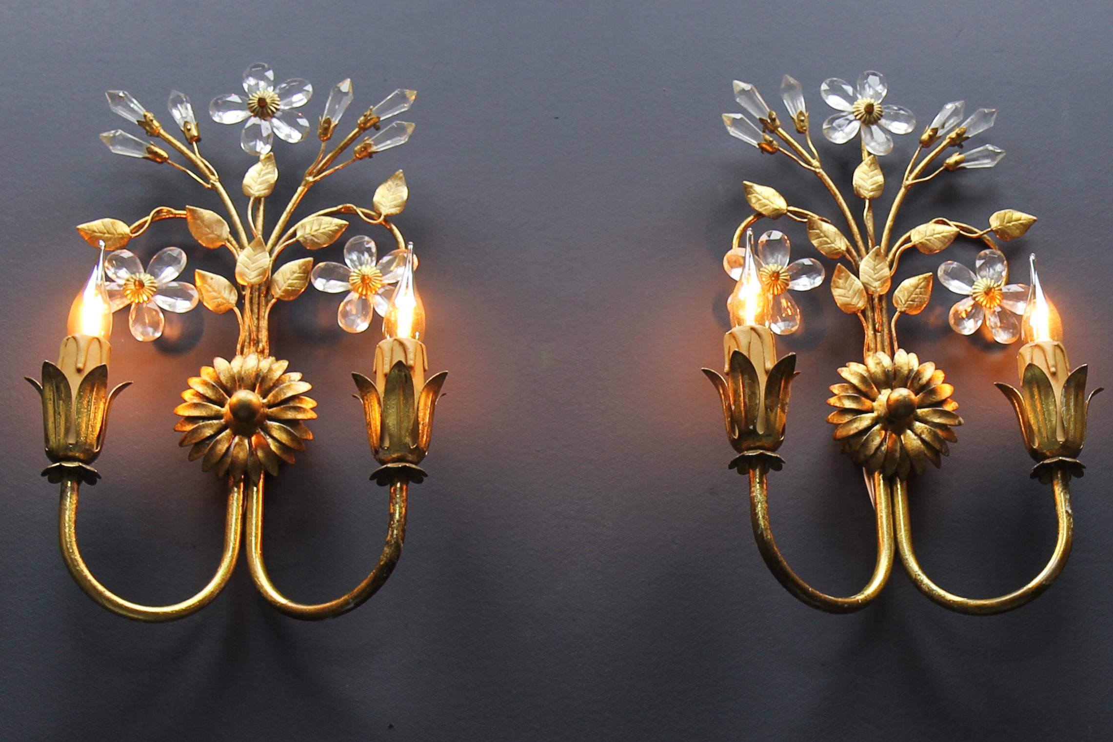 Pair of Hollywood Regency Style Italian Gilt Metal and Glass Flower Sconces 16