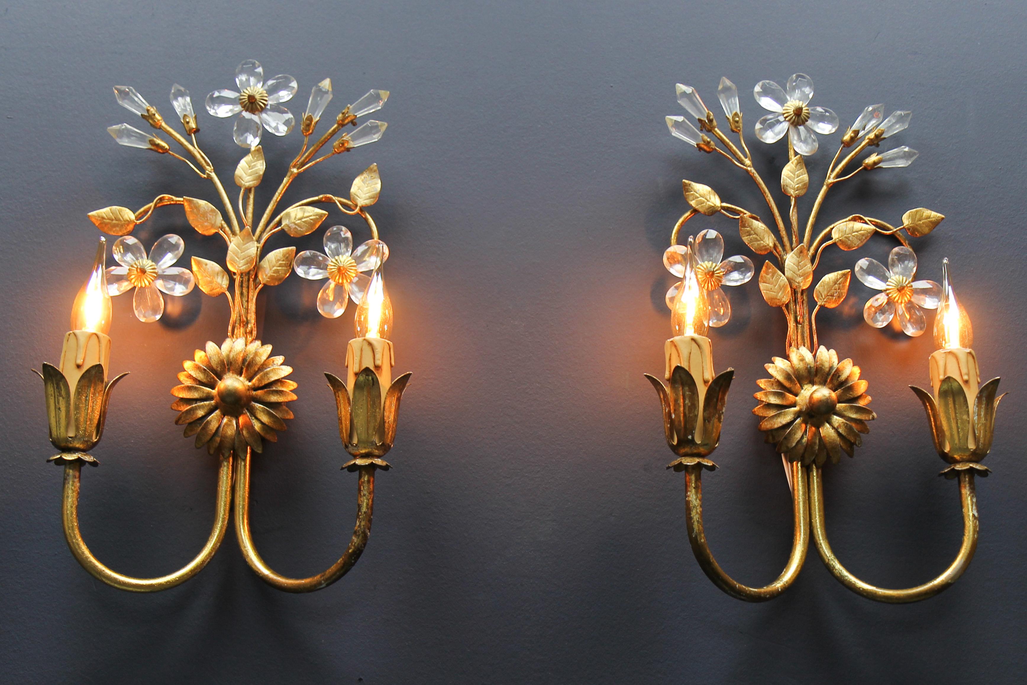 Pair of Hollywood Regency Style Italian Gilt Metal and Glass Flower Sconces In Good Condition In Barntrup, DE