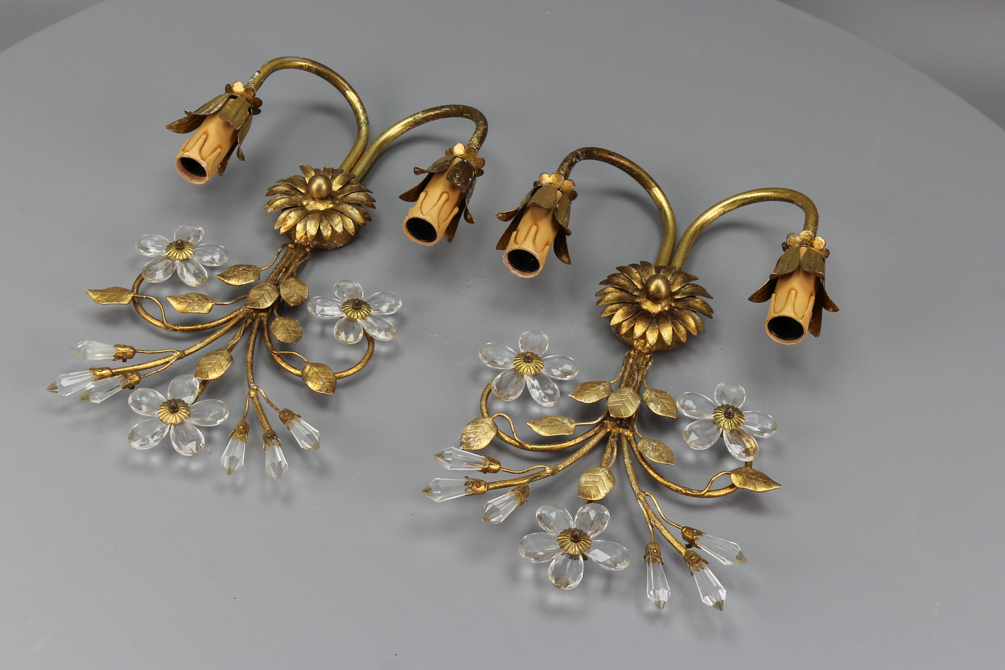 Pair of Hollywood Regency Style Italian Gilt Metal and Glass Flower Sconces 4