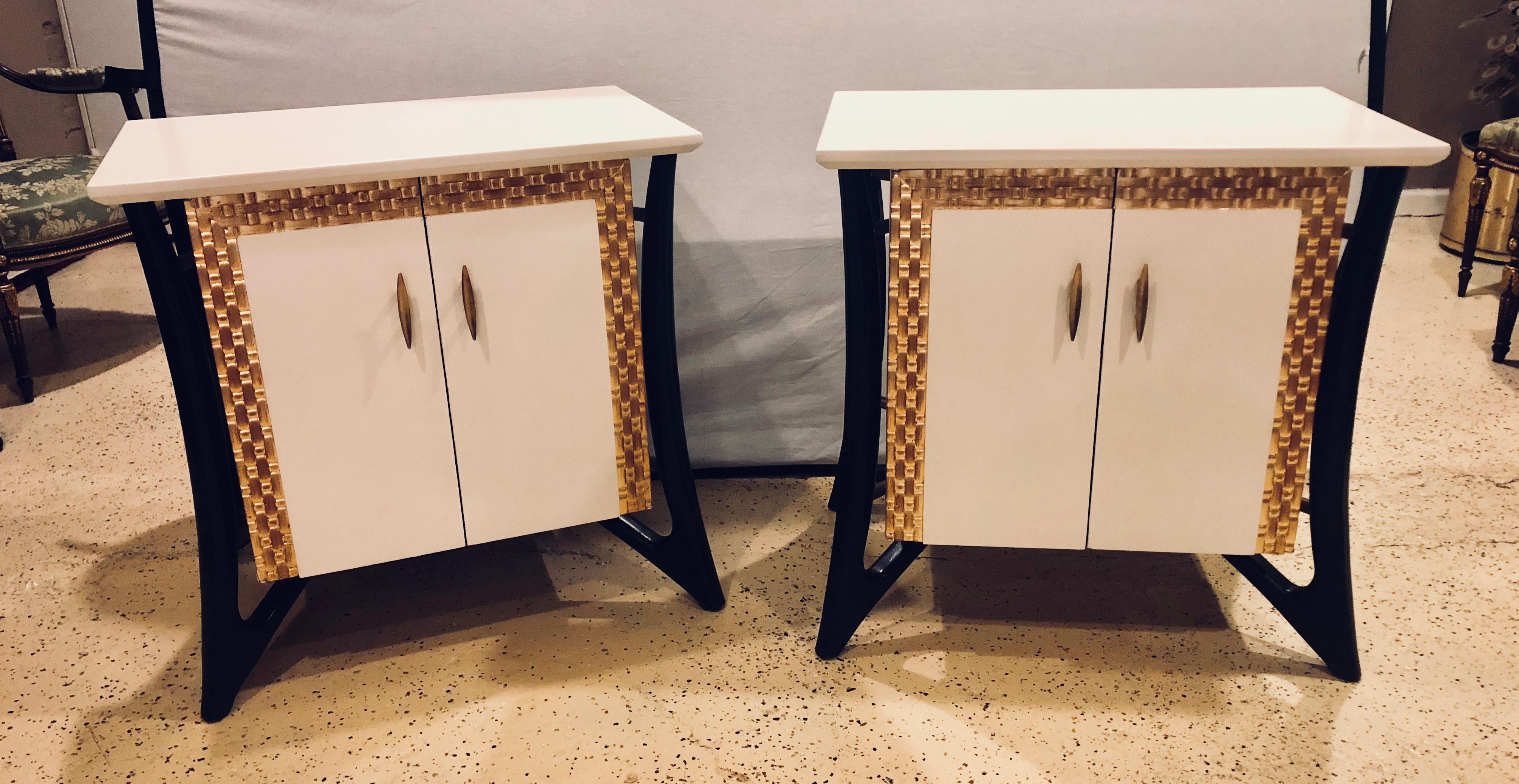 Pair of Hollywood Regency Style Parcel Paint Decorated Nightstands / End Tables In Good Condition In Stamford, CT