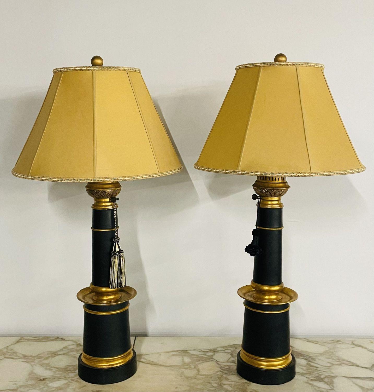20ième siècle Paire de lampes de bureau de style Hollywood Regency avec abat-jours sur mesure, ébène et dorure en vente