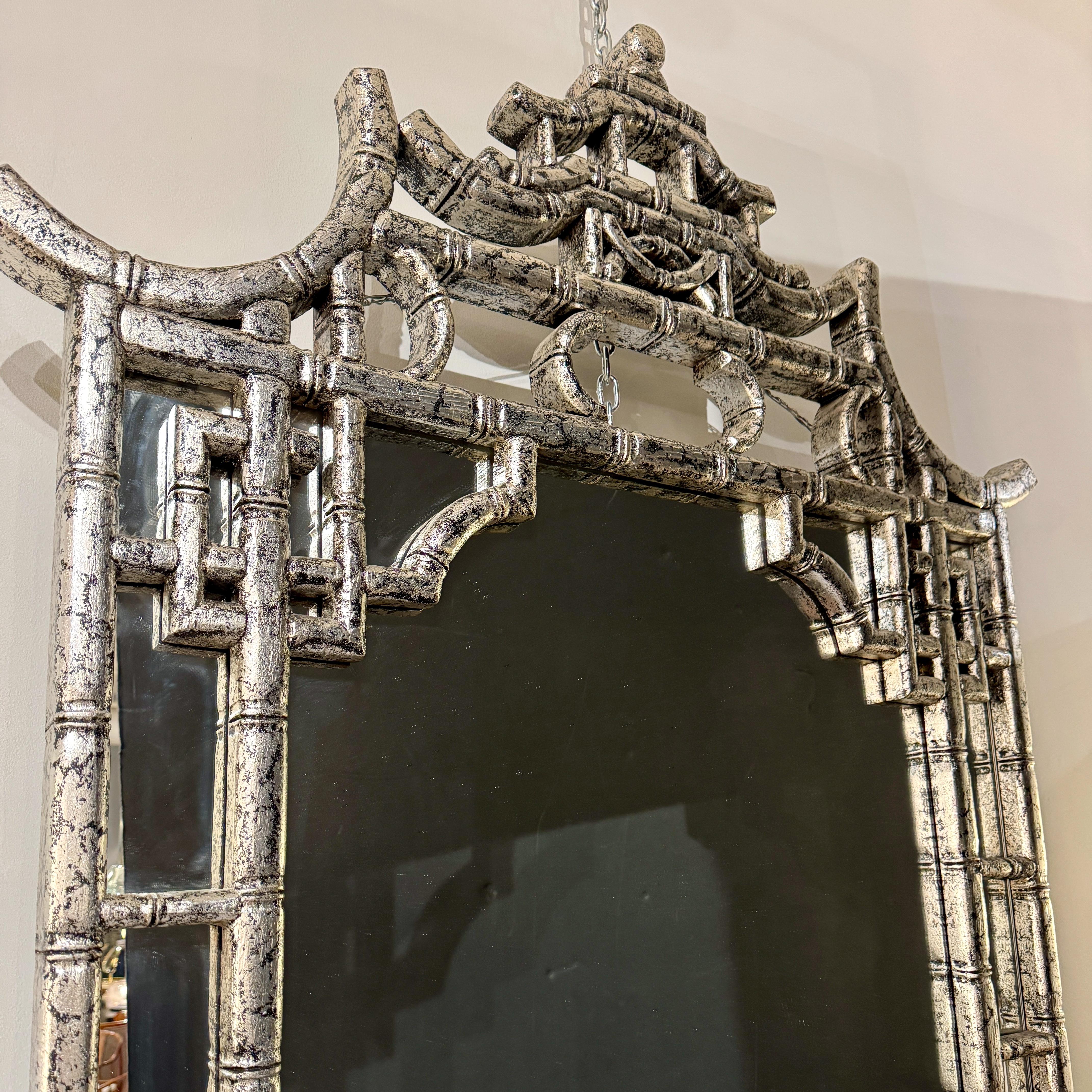 Una coppia di specchi da parete in stile Hollywood Regency. Finitura in foglia d'argento.