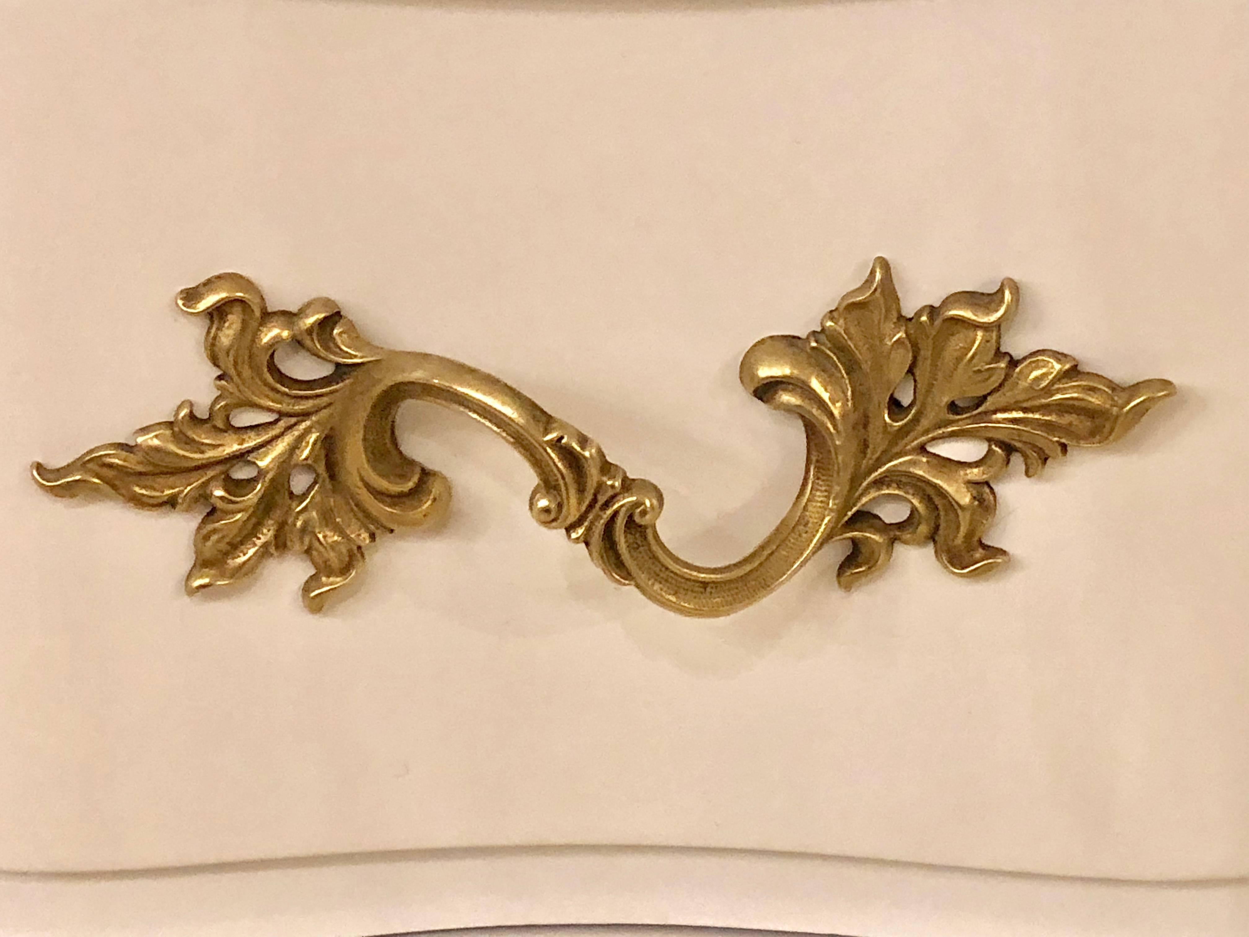 Bethlehem, Mid-Century Modern, Comodini, Lacca bianca, Bronzo, 1940s in vendita 9