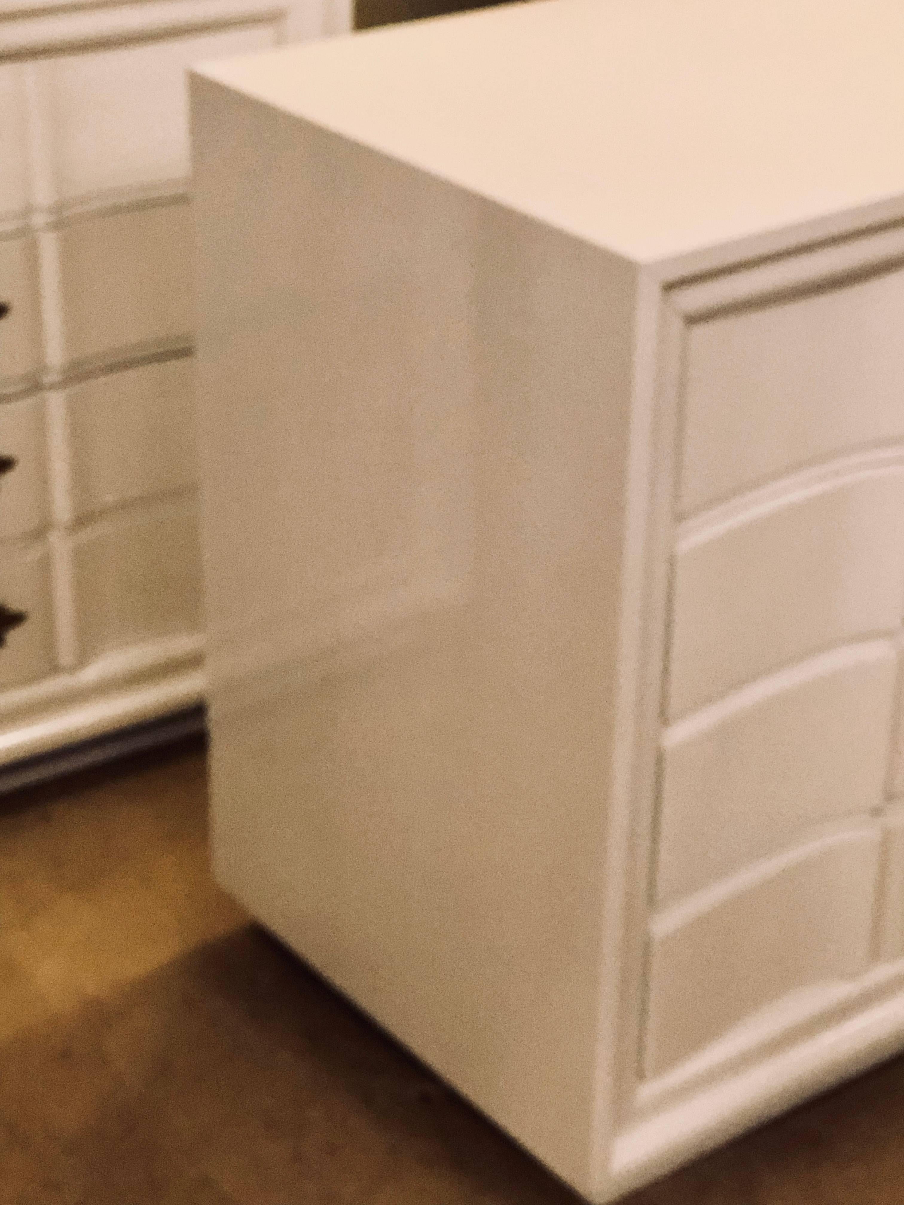 Bethlehem, Mid-Century Modern, Comodini, Lacca bianca, Bronzo, 1940s In condizioni buone in vendita a Manhasset, NY