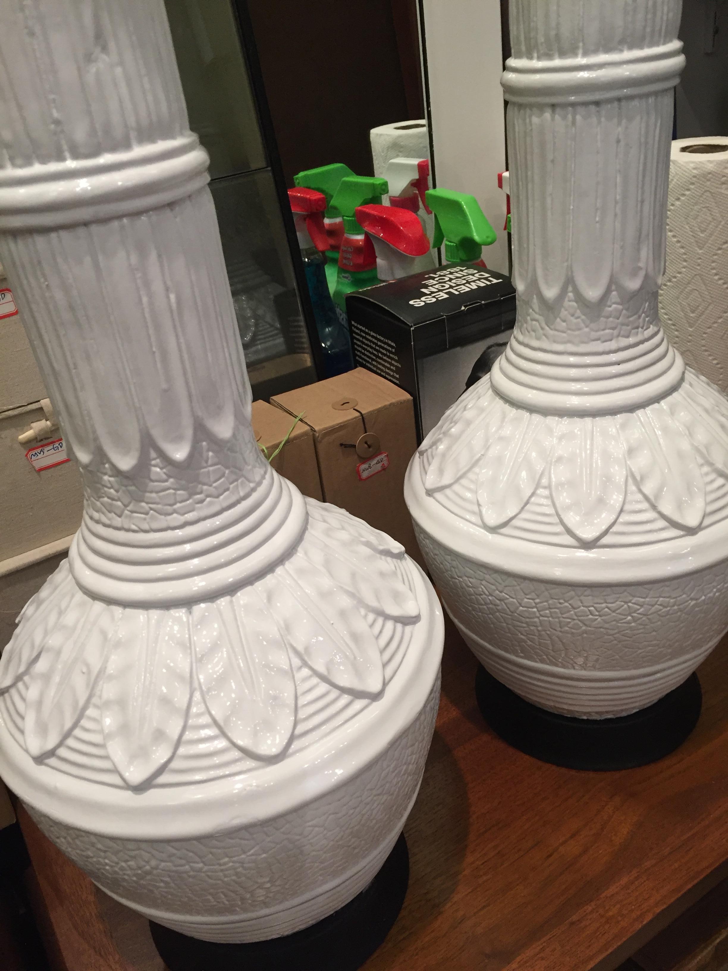 Pair of Hollywood Regency White Table Lamps, Ceramic with Palm Leaf Relief In Good Condition For Sale In Bedford Hills, NY