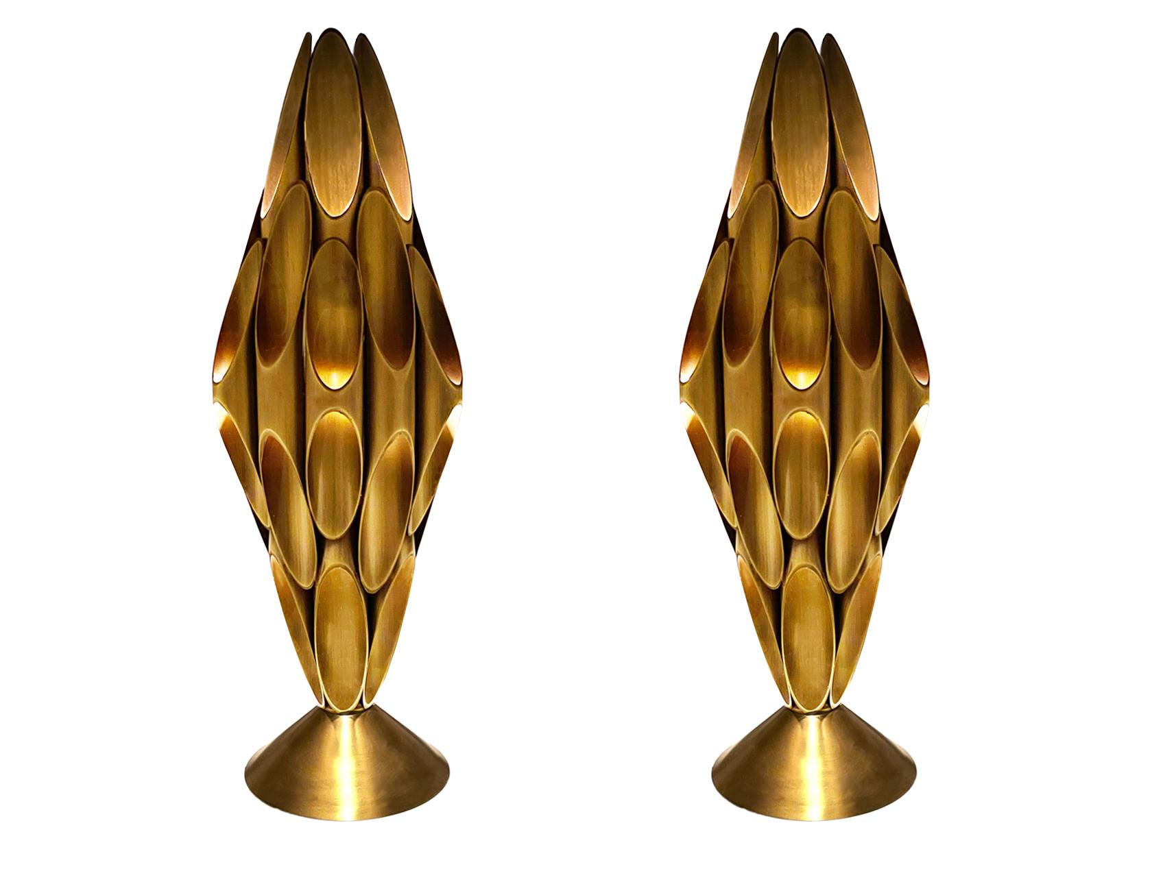 XXIe siècle et contemporain Paire de lampes de table d'appoint Hollywood Regency en laiton patiné d'après Mastercraft en vente