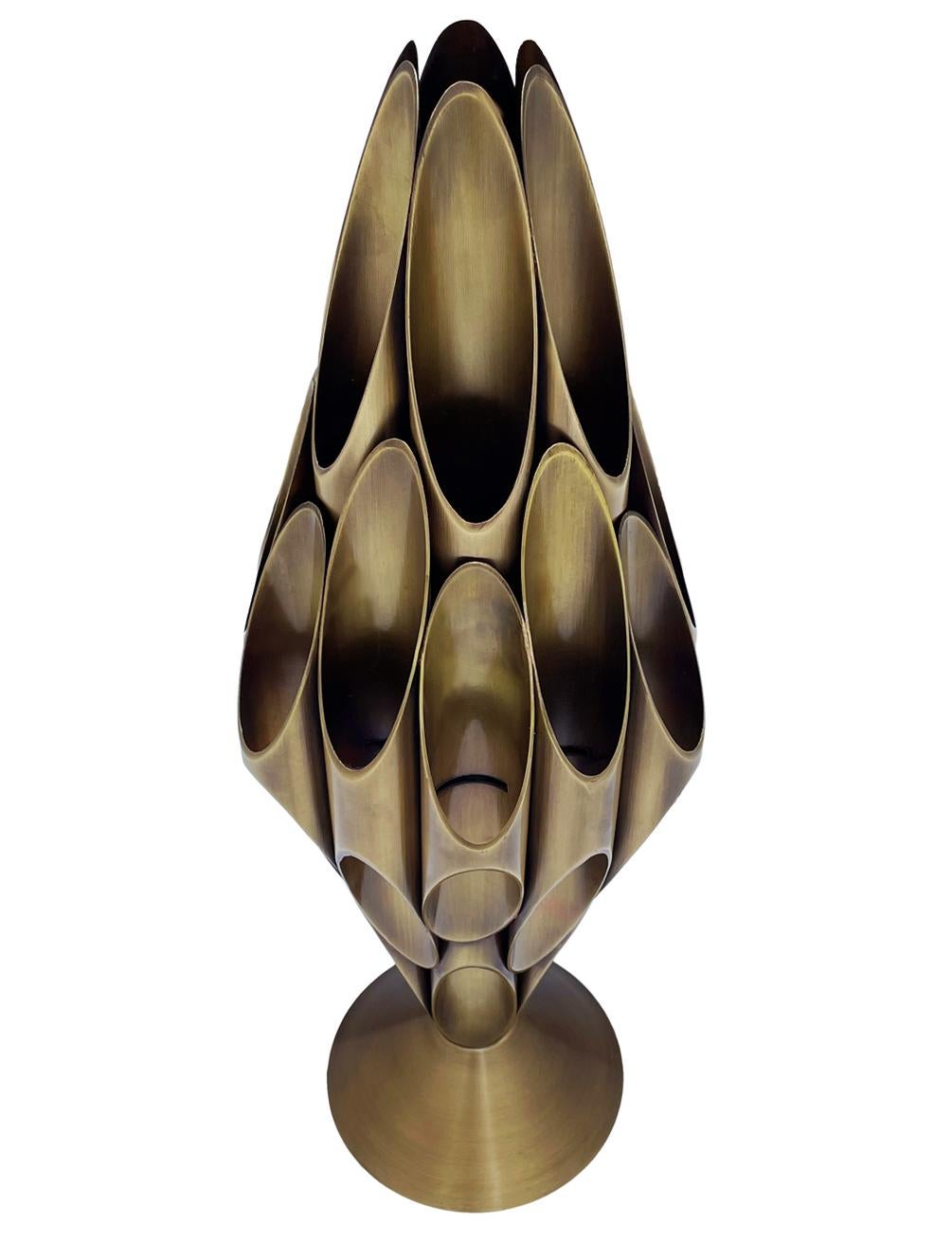 Laiton Paire de lampes de table d'appoint Hollywood Regency en laiton patiné d'après Mastercraft en vente