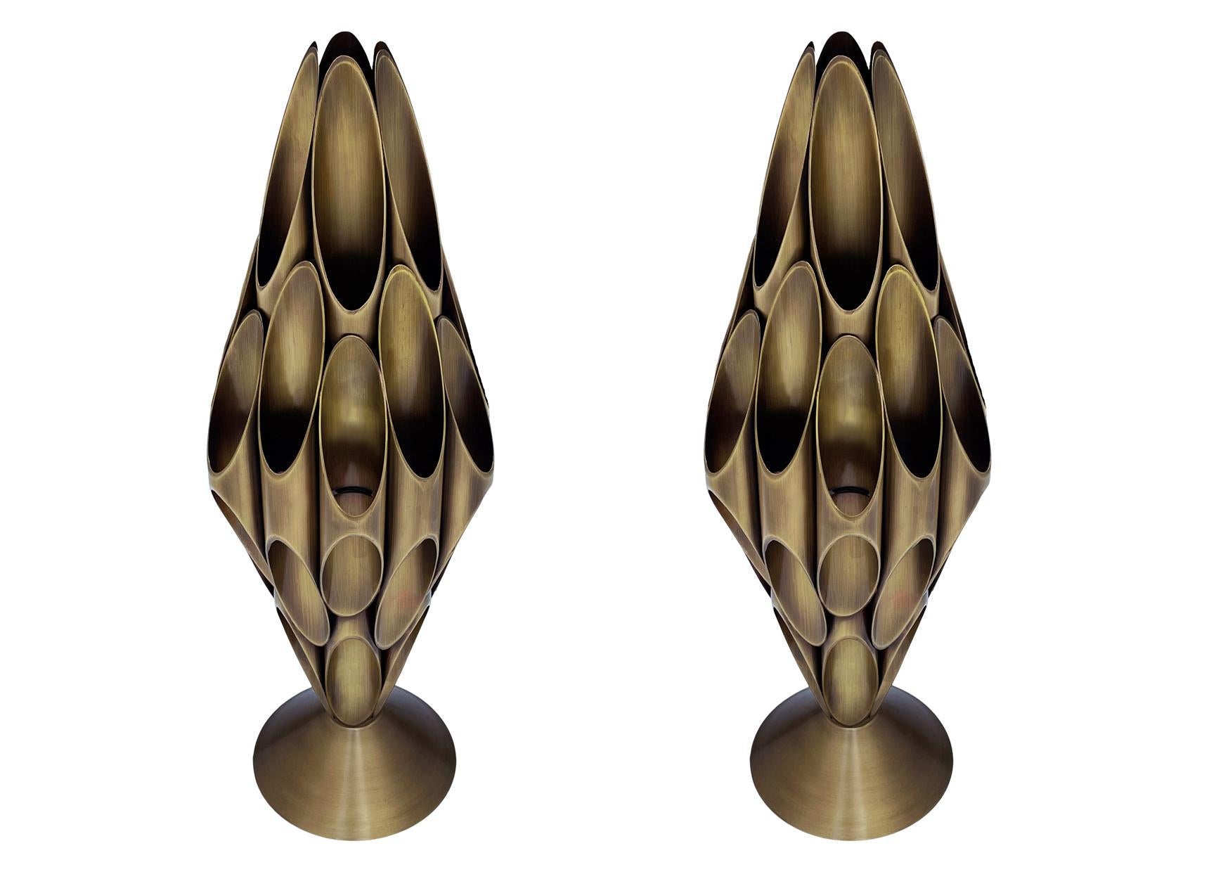 Paire de lampes de table d'appoint Hollywood Regency en laiton patiné d'après Mastercraft en vente 2