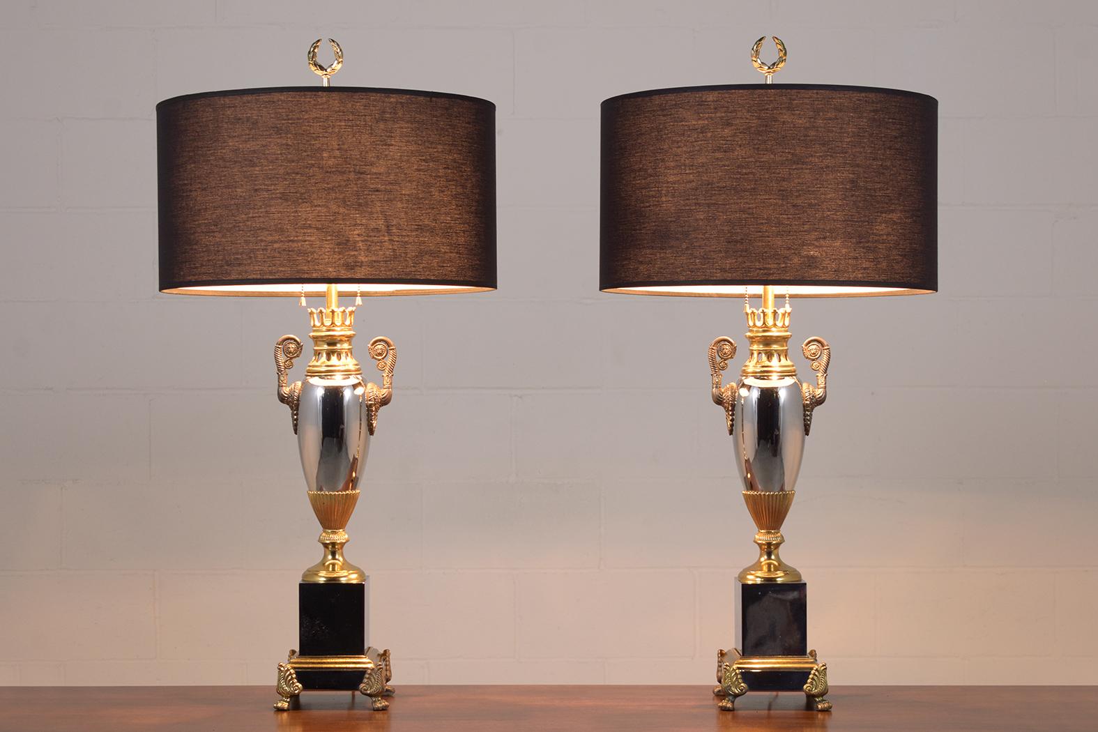 Tauchen Sie ein in die Eleganz der 1950er Jahre mit unserem atemberaubenden Paar von Tischlampen im Regency-Stil. Die in sorgfältiger Handarbeit aus Metall gefertigten Lampen sind in einer harmonischen Mischung aus versilbertem und vergoldetem