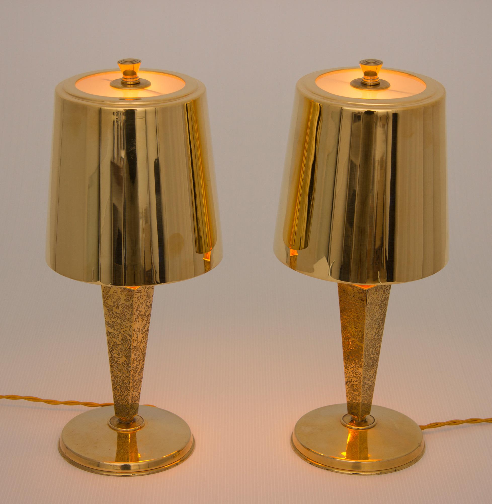Art Deco Gilt bronze table lamps.
A pair of Art Deco table lamps, stunning gilded shades, the columns finished in a flocked gilt bronze.
Hollywood Regency table lamps by Genet and Michon.
Measures: H 42 cm W 16 cm D 16 cm
French, circa 1930.