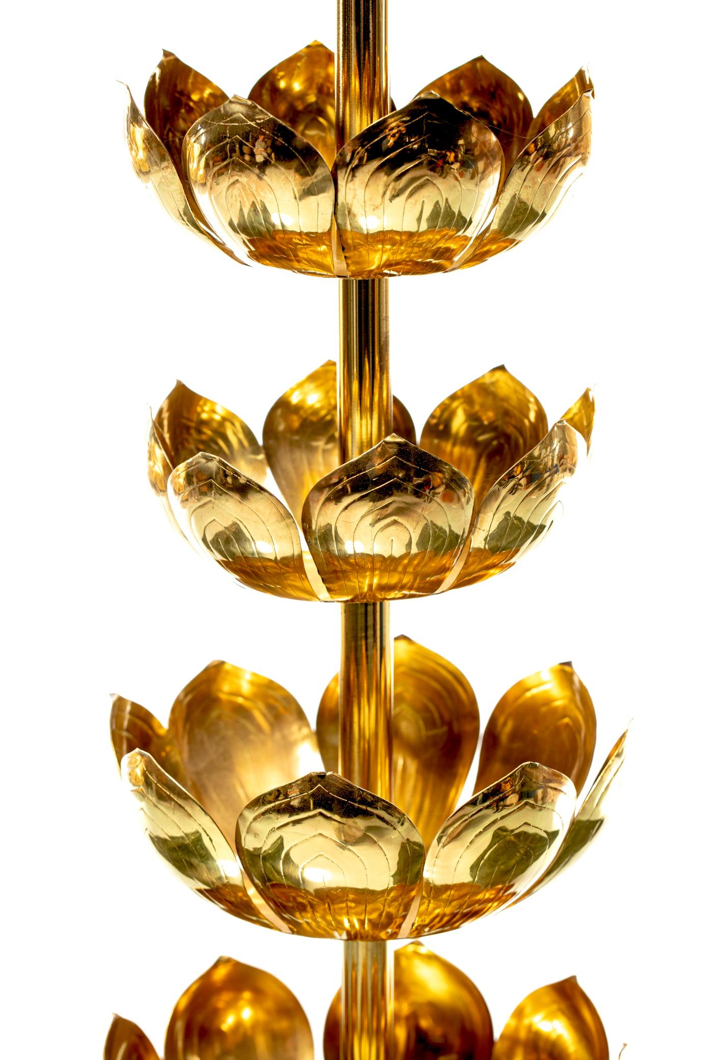 Laiton Paire de grandes lampes lotus en laiton Hollywood Regency par Feldman Lighting, datant des années 1960 en vente