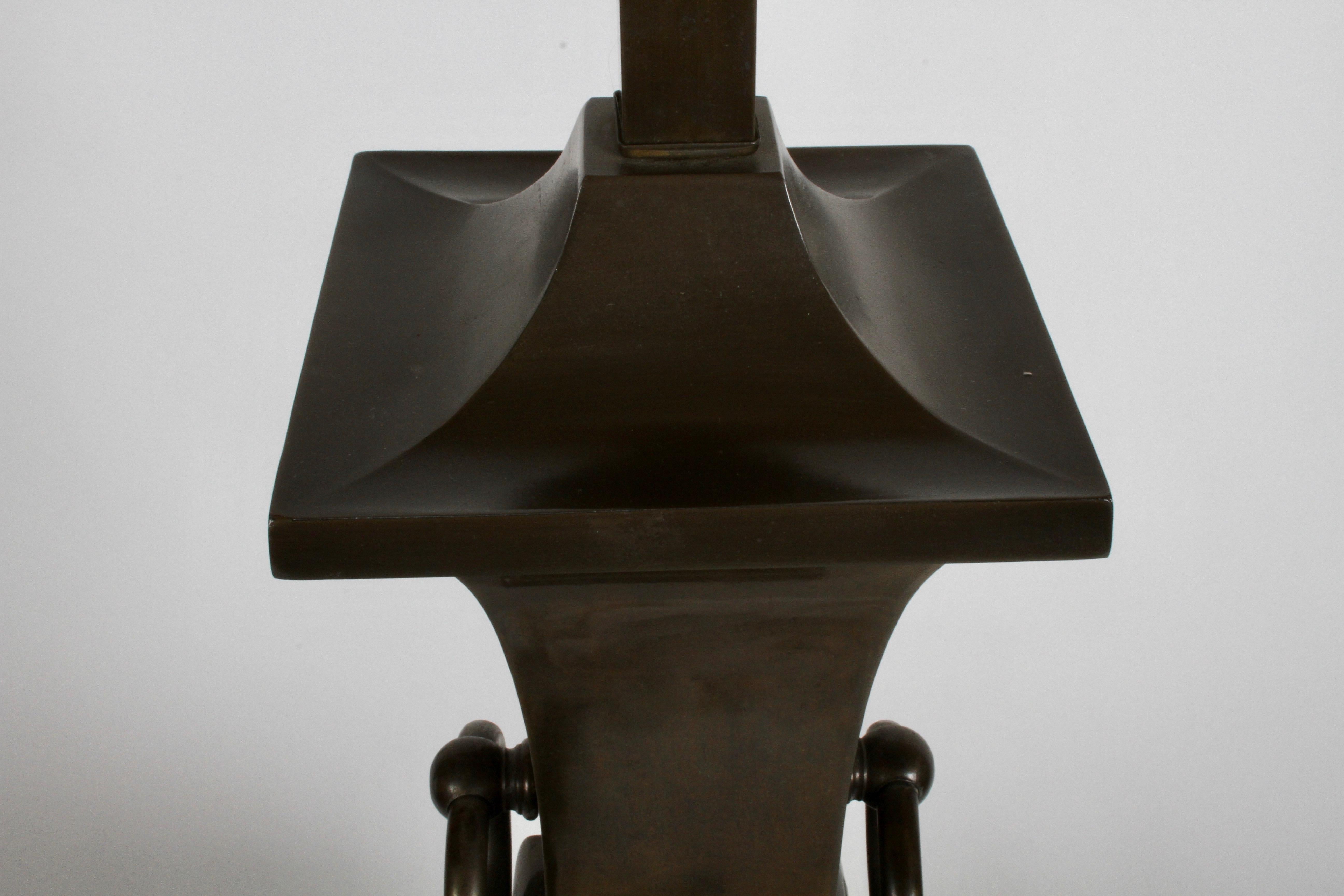 Paire de grandes lampes de bureau en forme d'urne en laiton de style Hollywood Regency, de style moderne asiatique en vente 6