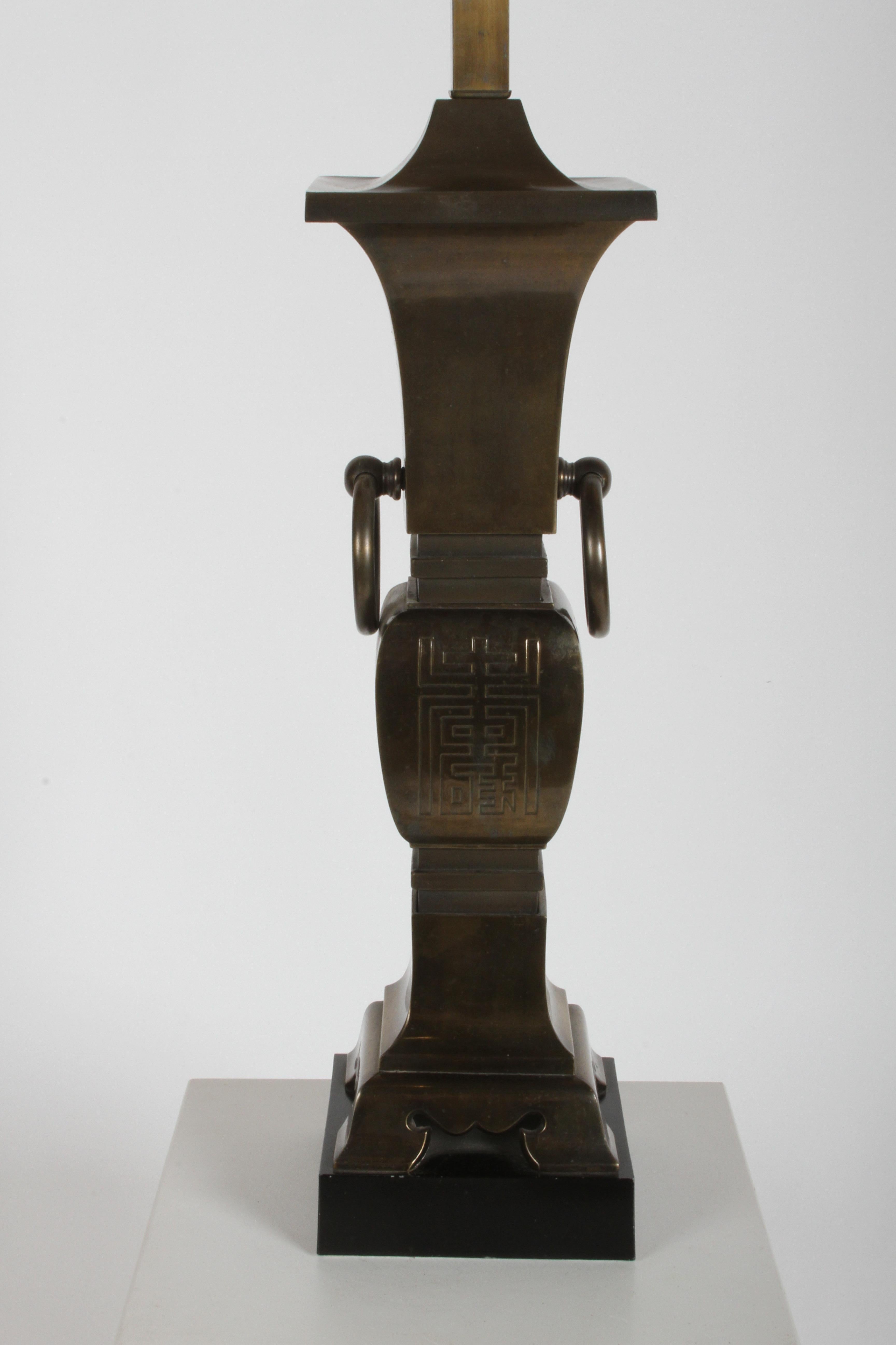 Mid-Century Modern Paire de grandes lampes de bureau en forme d'urne en laiton de style Hollywood Regency, de style moderne asiatique en vente