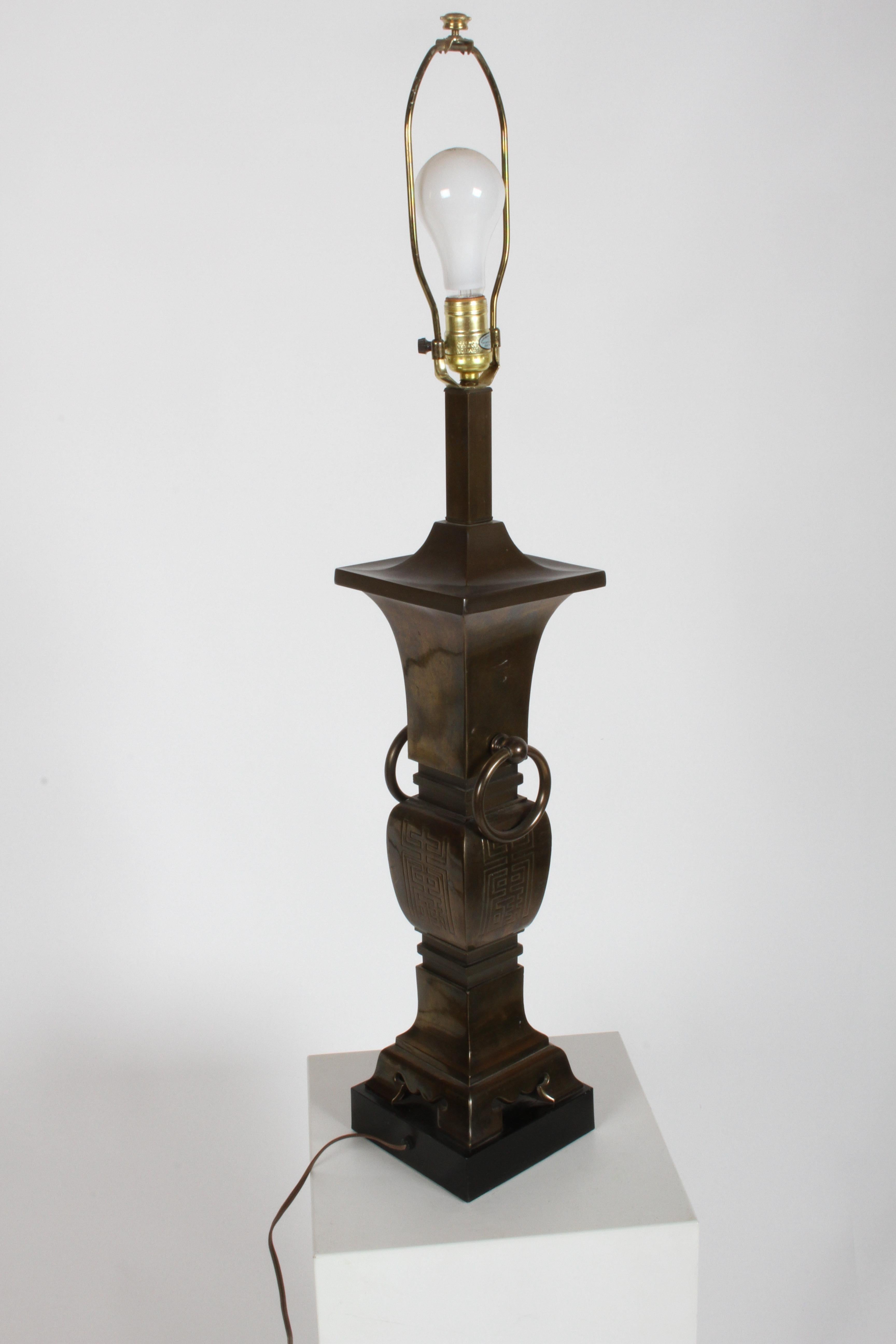 Américain Paire de grandes lampes de bureau en forme d'urne en laiton de style Hollywood Regency, de style moderne asiatique en vente