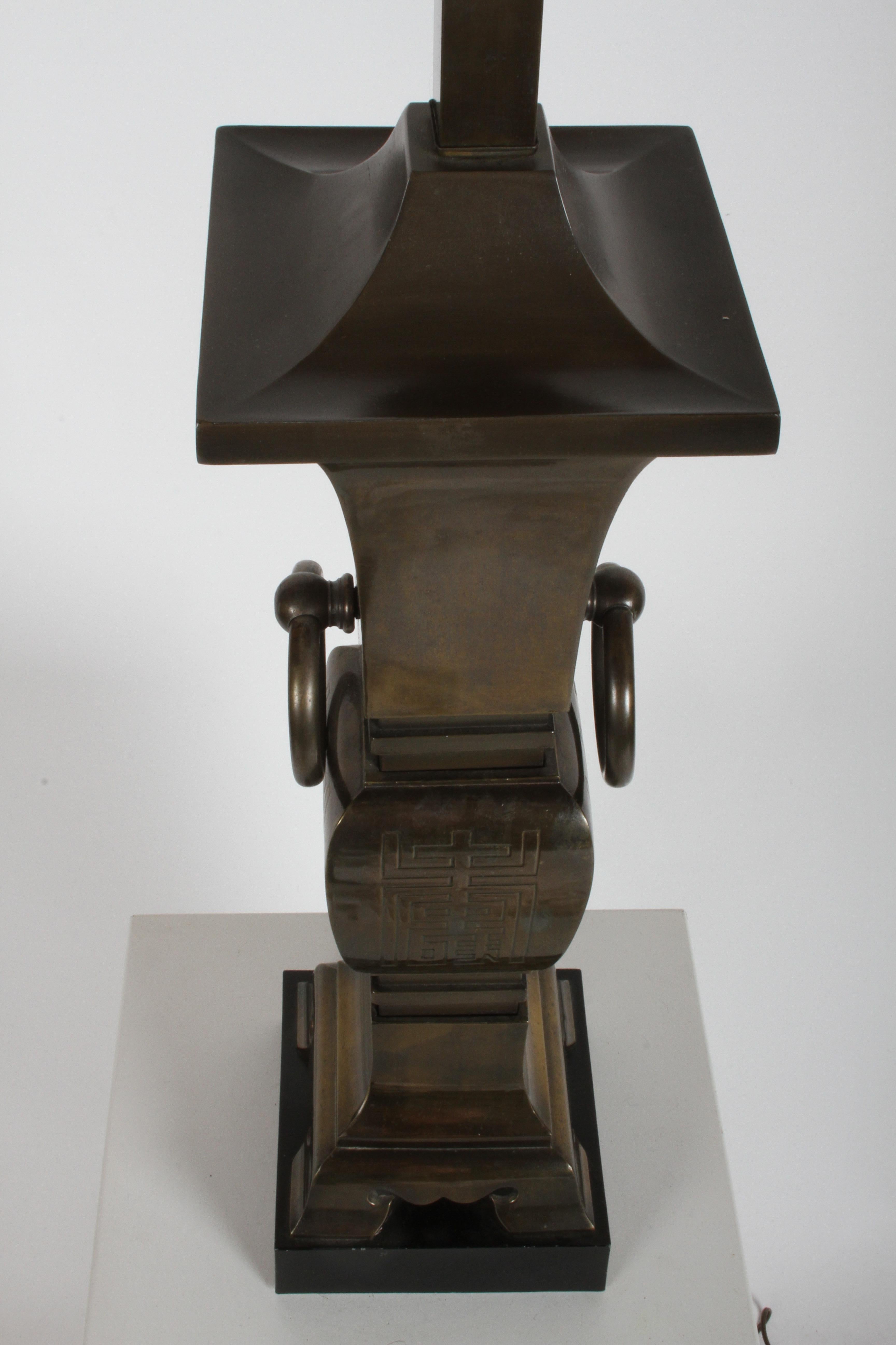 Paire de grandes lampes de bureau en forme d'urne en laiton de style Hollywood Regency, de style moderne asiatique Bon état - En vente à St. Louis, MO