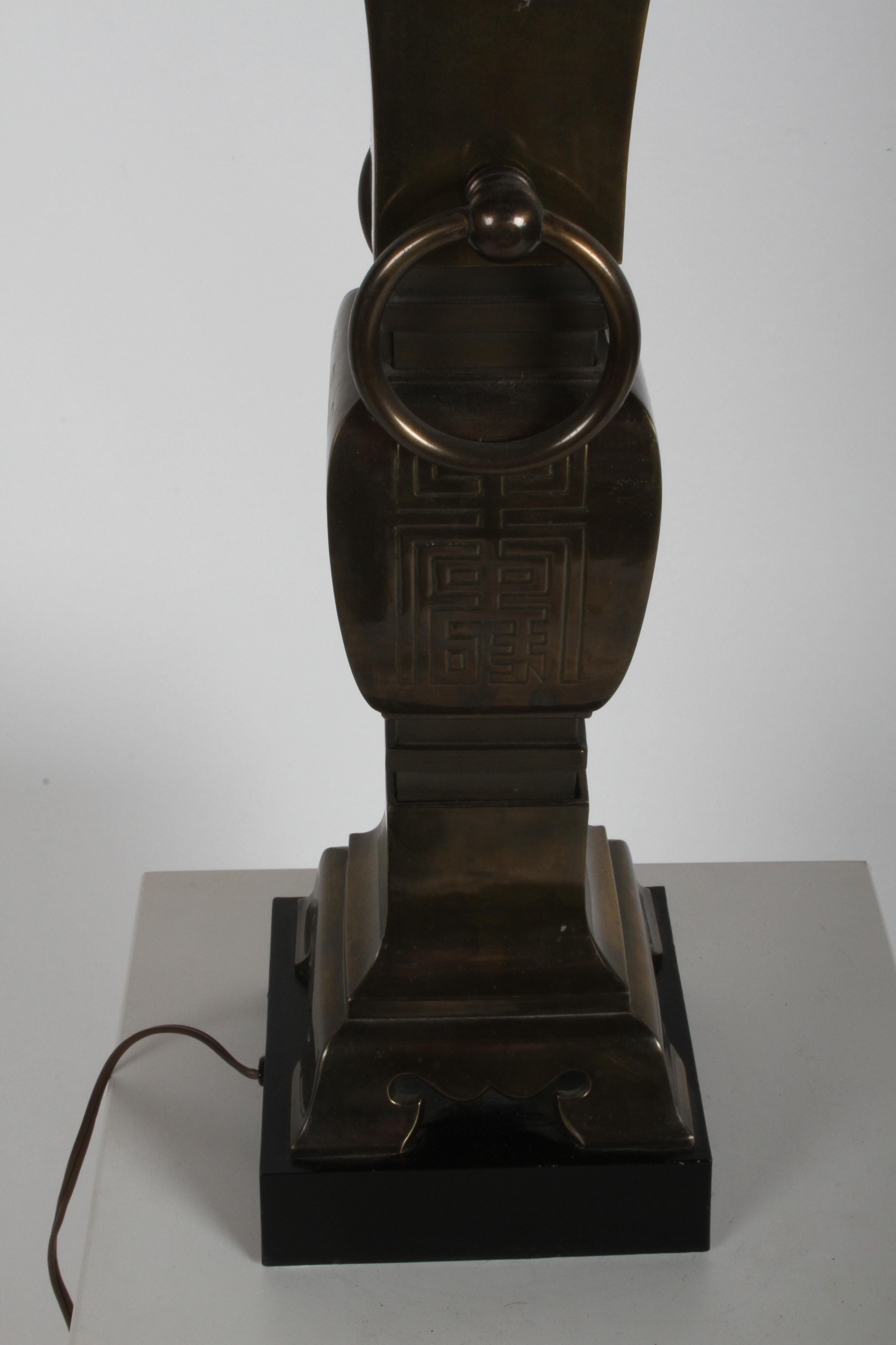 Milieu du XXe siècle Paire de grandes lampes de bureau en forme d'urne en laiton de style Hollywood Regency, de style moderne asiatique en vente