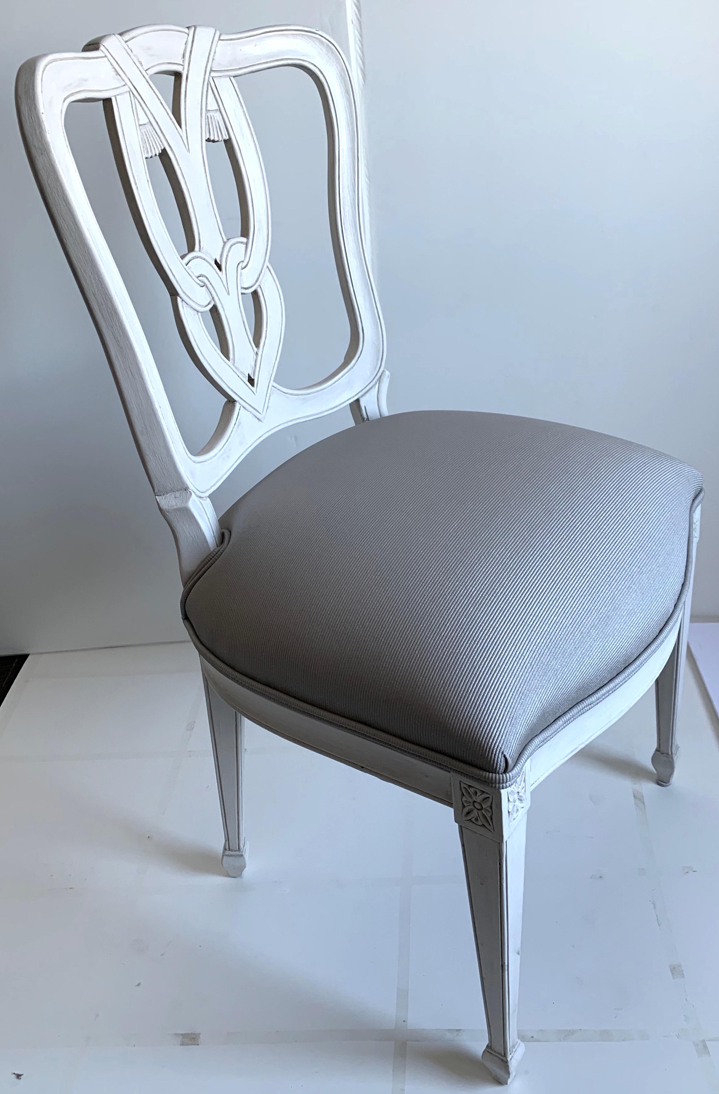 Paar weiße Beistellstühle mit Quasten-Motiv im Hollywood-Regency-Stil (amerikanisch) im Angebot