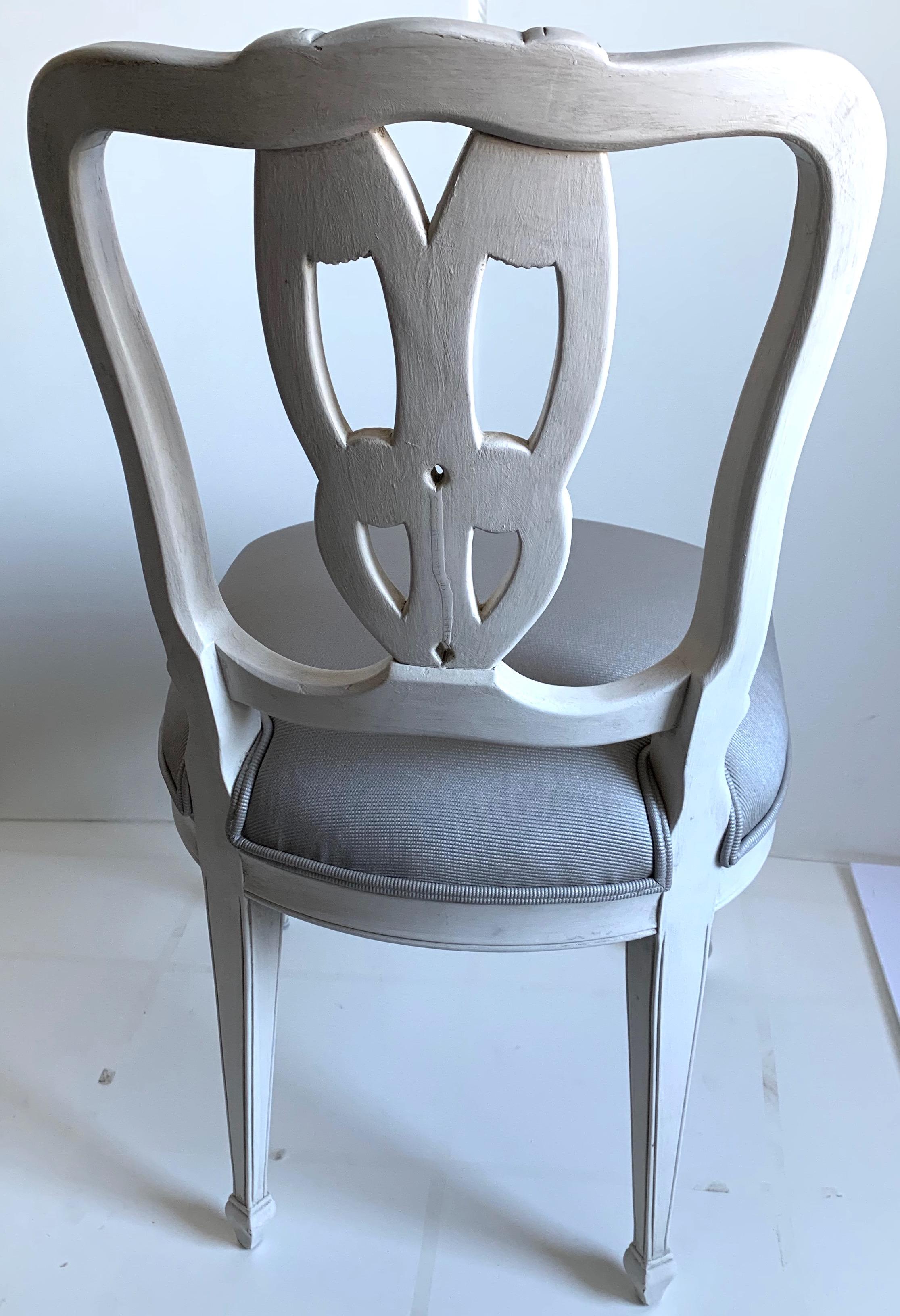 Paar weiße Beistellstühle mit Quasten-Motiv im Hollywood-Regency-Stil (Handbemalt) im Angebot