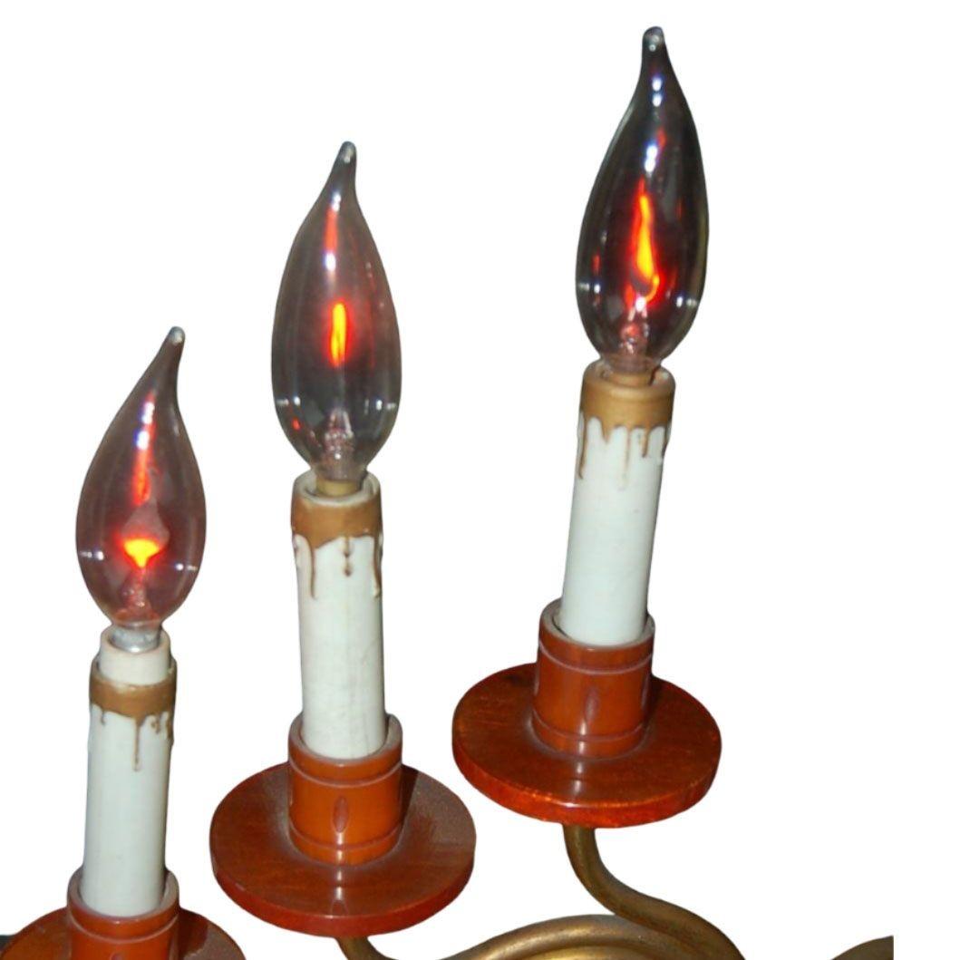 Milieu du XXe siècle Paire de lampes de bureau Hollywood Regency à trois bougies en bakélite et laiton en vente